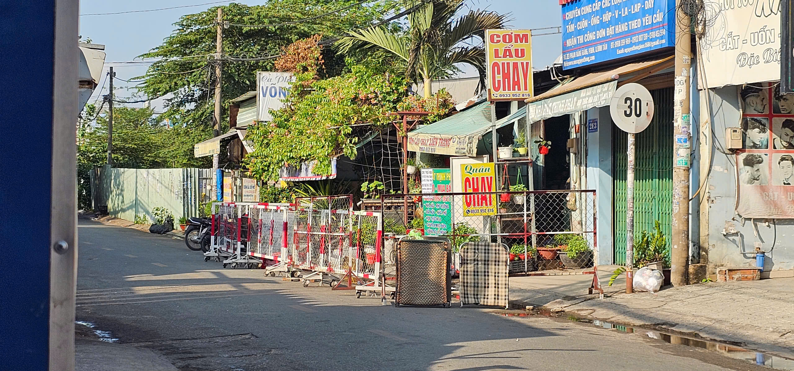 Vụ cháy quán cơm chay khiến hai người tử vong: Nỗ lực dùng máy cắt phá cửa - Ảnh 1.