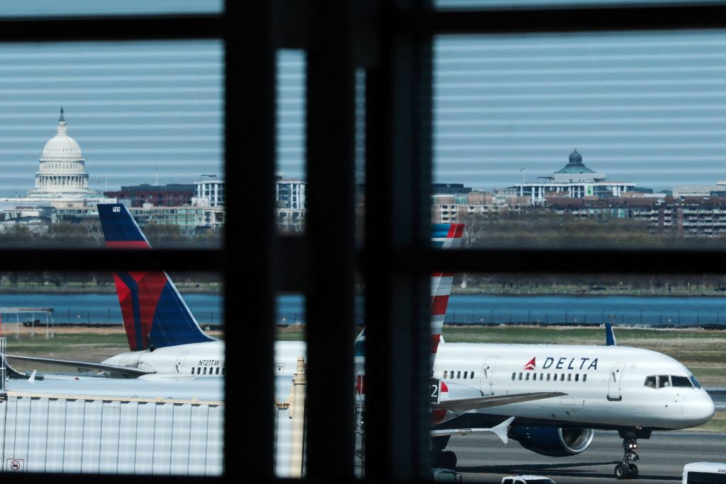 Hãng Delta ngừng dịch vụ đặc biệt cho phía nghị sĩ Mỹ tại các sân bay - Ảnh 1.
