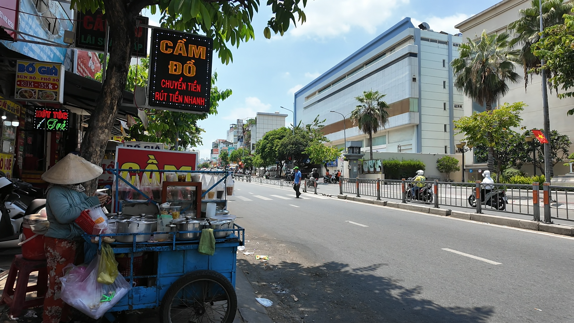 TP.HCM ng&agrave;y cao điểm nắng n&oacute;ng, người d&acirc;n t&igrave;m đủ mọi c&aacute;ch &ldquo;giải nhiệt&rdquo;  - Ảnh 2.