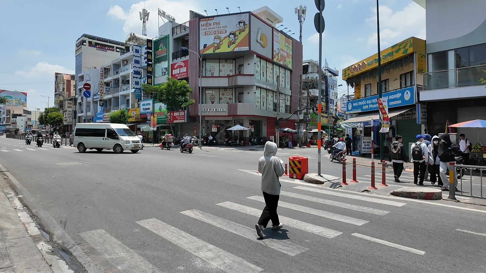 TP.HCM ng&agrave;y cao điểm nắng n&oacute;ng, người d&acirc;n t&igrave;m đủ mọi c&aacute;ch &ldquo;giải nhiệt&rdquo;  - Ảnh 1.