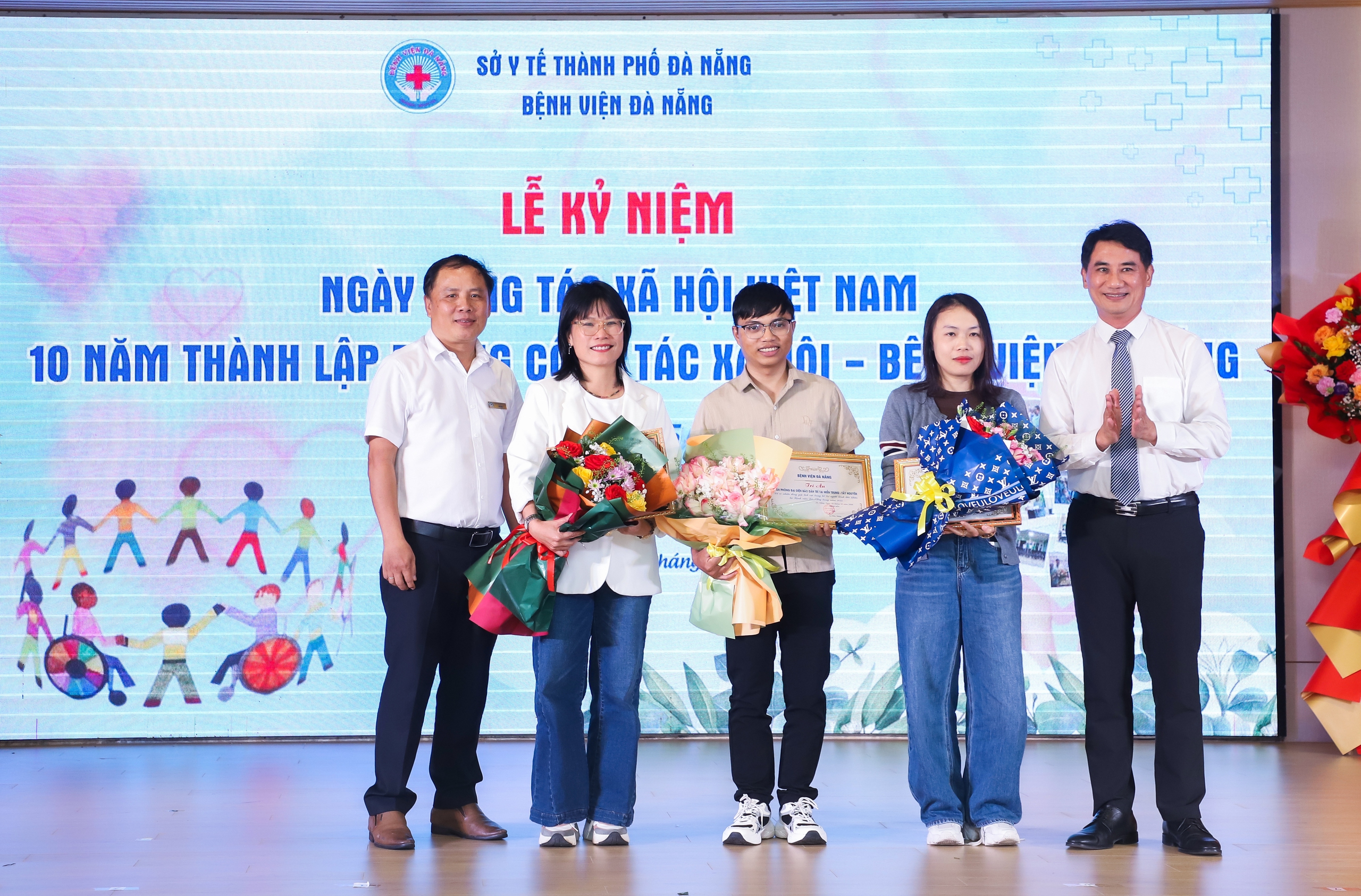 Bệnh viện Đà Nẵng huy động hơn 21 tỉ đồng hỗ trợ người bệnh khó khăn - Ảnh 1.