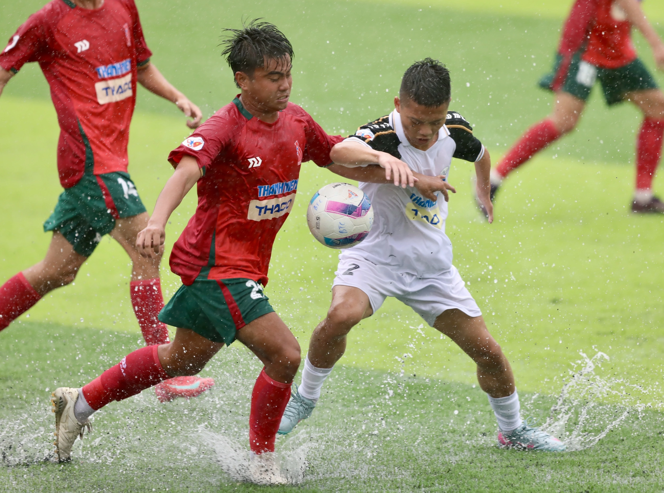 Chỉ c&ograve;n một tay l&agrave;nh lặn, vẫn ki&ecirc;u h&atilde;nh n&acirc;ng c&uacute;p c&ugrave;ng Trường ĐH Thủy lợi- Ảnh 1.