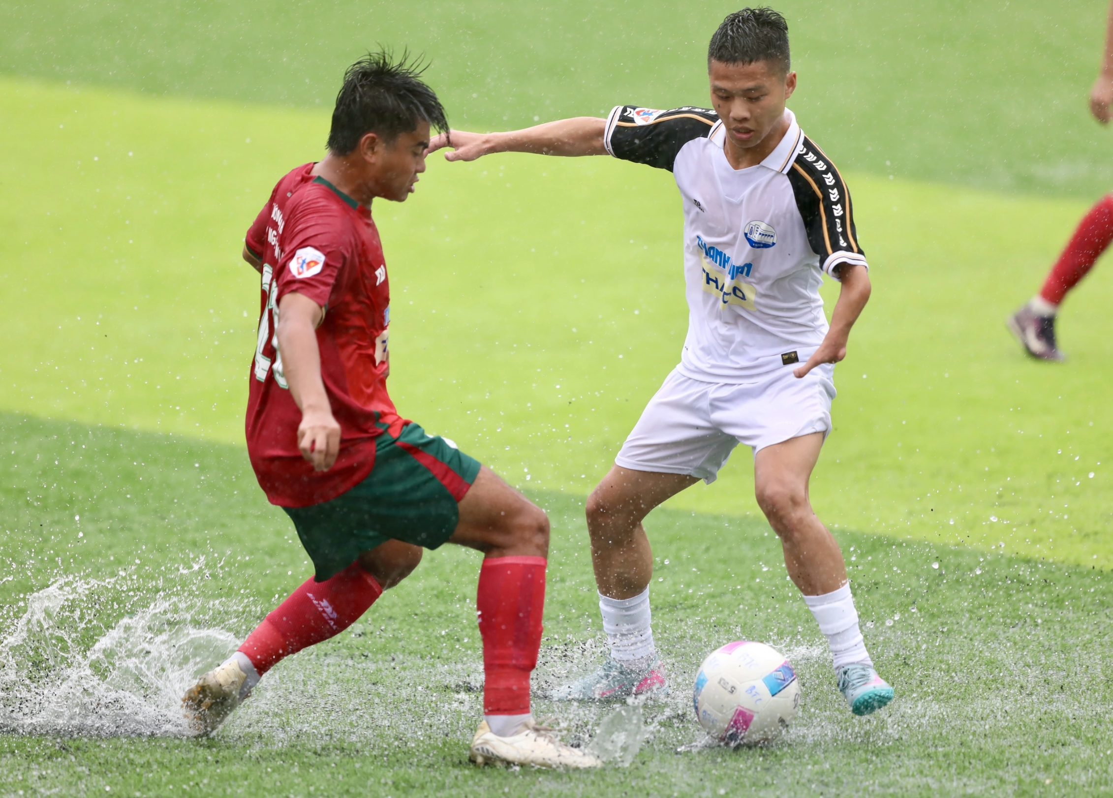 Chỉ c&ograve;n một tay l&agrave;nh lặn, vẫn ki&ecirc;u h&atilde;nh n&acirc;ng c&uacute;p c&ugrave;ng Trường ĐH Thủy lợi- Ảnh 2.