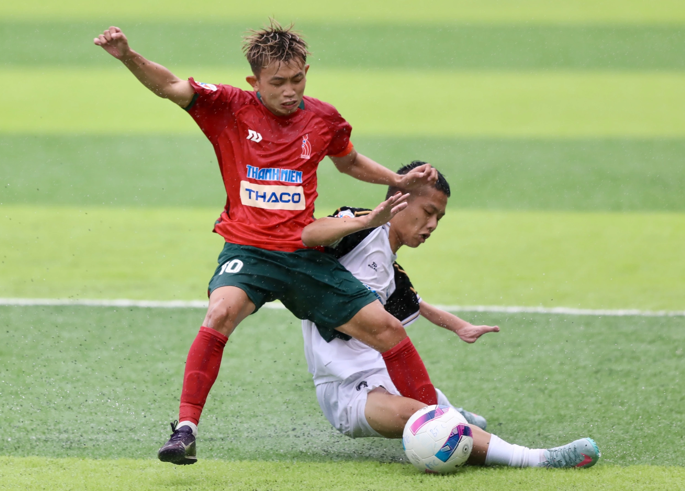 Chỉ c&ograve;n một tay l&agrave;nh lặn, vẫn ki&ecirc;u h&atilde;nh n&acirc;ng c&uacute;p c&ugrave;ng Trường ĐH Thủy lợi- Ảnh 3.