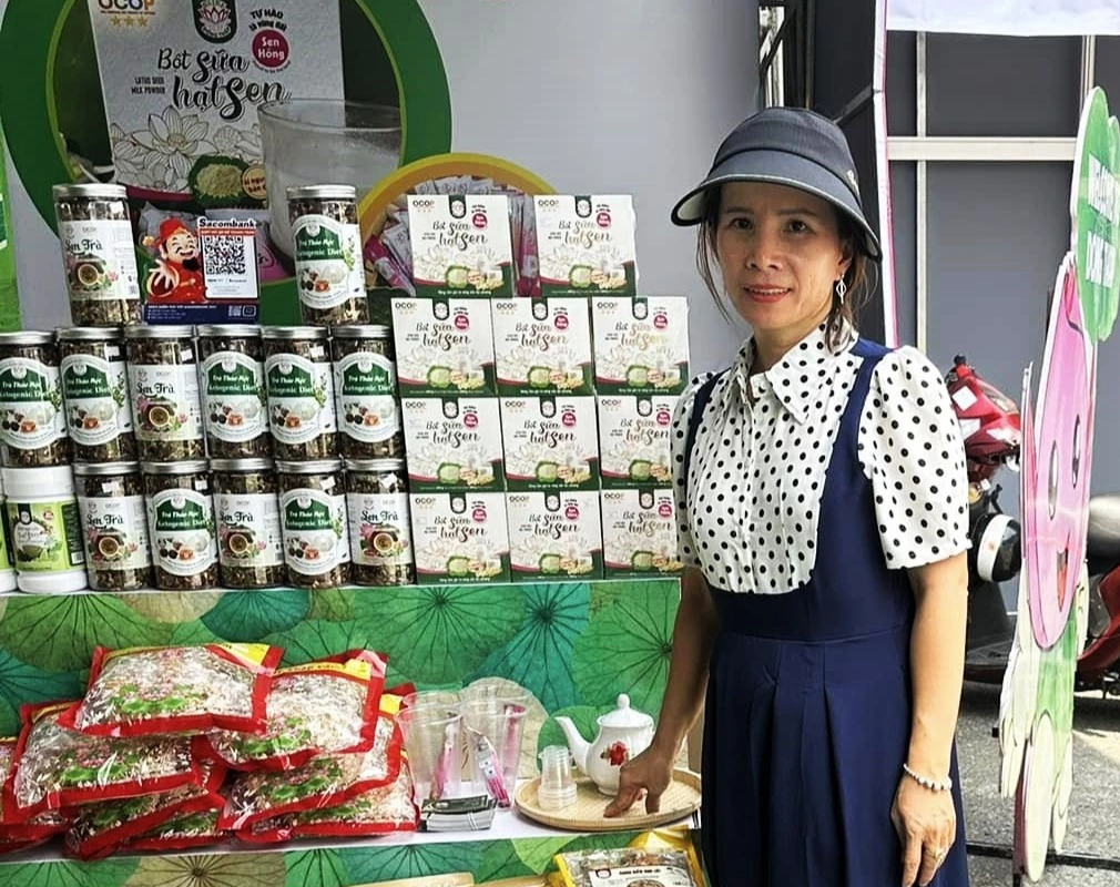 Hành trình nâng tầm hạt gạo, hạt sen của người phụ nữ đầy sáng tạo- Ảnh 1. Hành trình nâng tầm hạt gạo, hạt sen của người phụ nữ đầy sáng tạo- Ảnh 1.