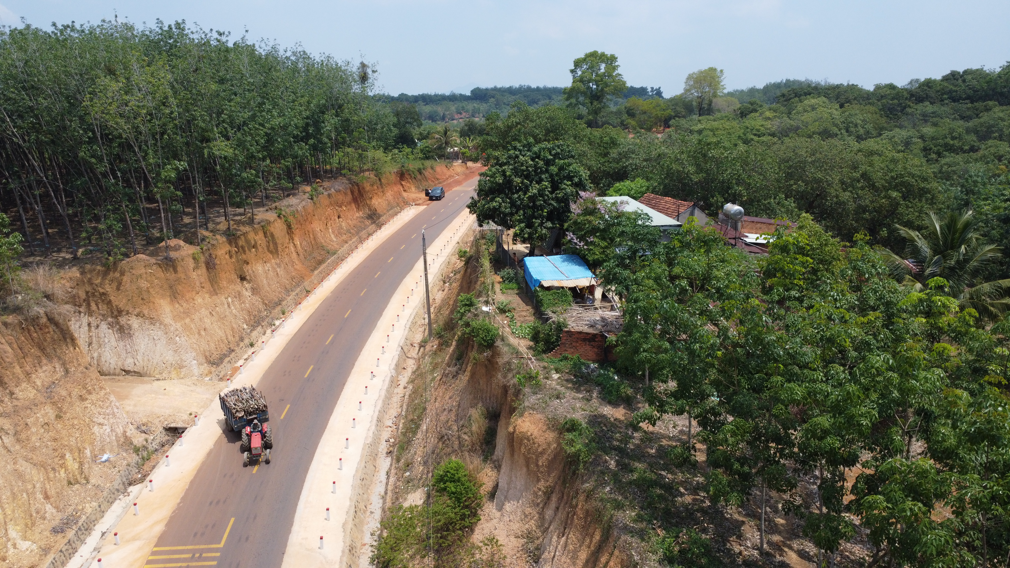 Chủ tịch Đồng Nai chỉ đạo xử lý vụ nhà dân chênh vênh bên mép vực sâu - Ảnh 3.