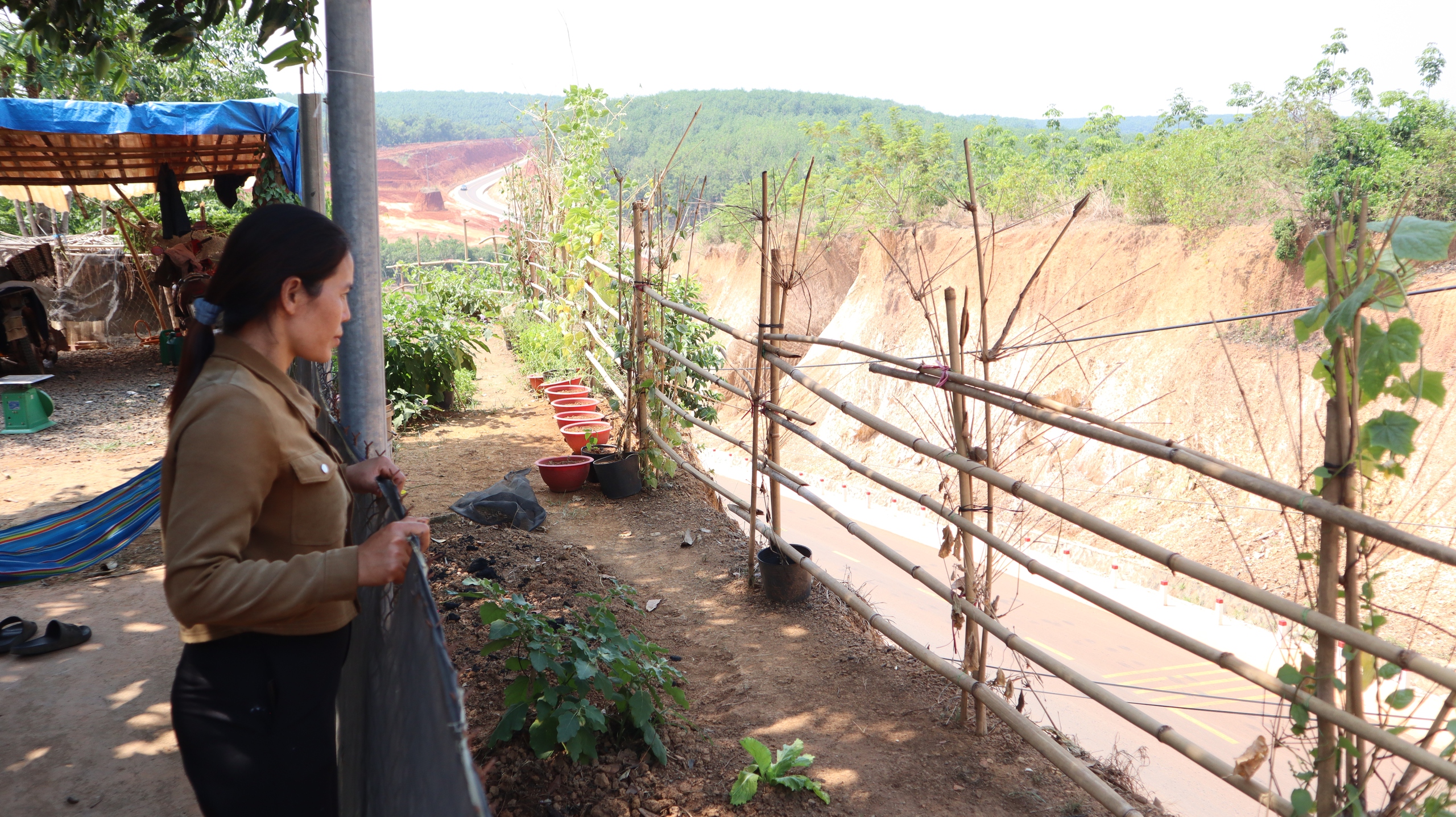 Chủ tịch Đồng Nai chỉ đạo xử lý vụ nhà dân chênh vênh bên mép vực sâu - Ảnh 4.