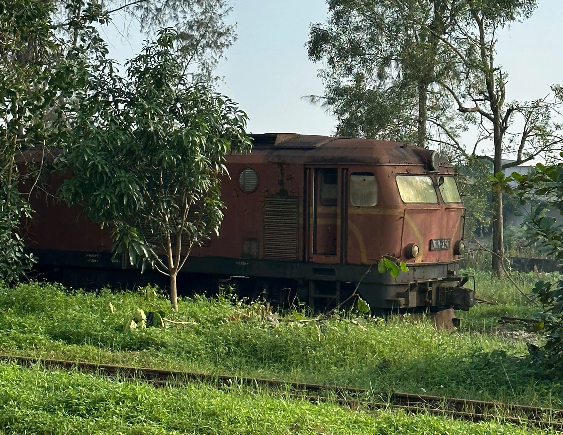 Qu&aacute;n c&agrave; ph&ecirc; ở Huế g&acirc;y sốt nhờ 'thay đổi số phận' đầu m&aacute;y t&agrave;u hỏa - Ảnh 4.