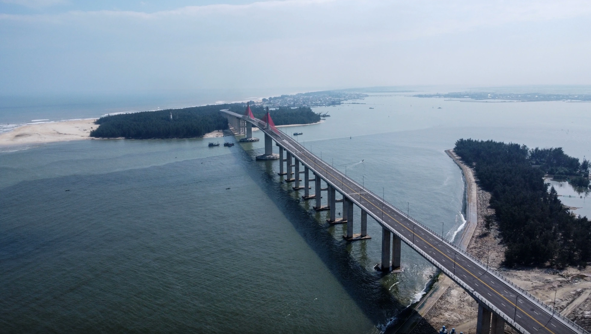 Đề nghị thông xe kỹ thuật cầu vượt cửa biển Thuận An 2.400 tỉ đồng dịp 30.4 - Ảnh 1.