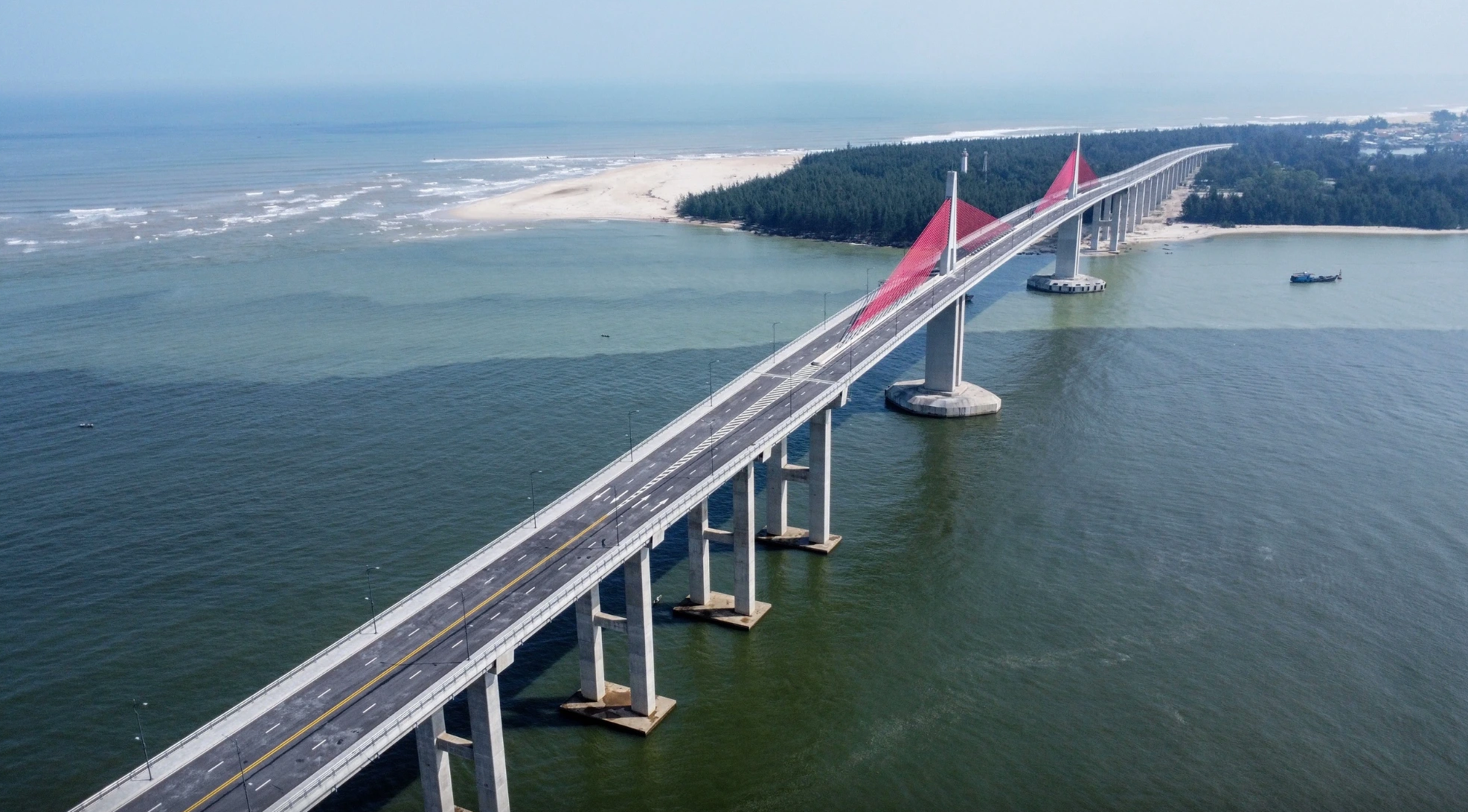 Đề nghị thông xe kỹ thuật cầu vượt cửa biển Thuận An 2.400 tỉ đồng dịp 30.4 - Ảnh 3.