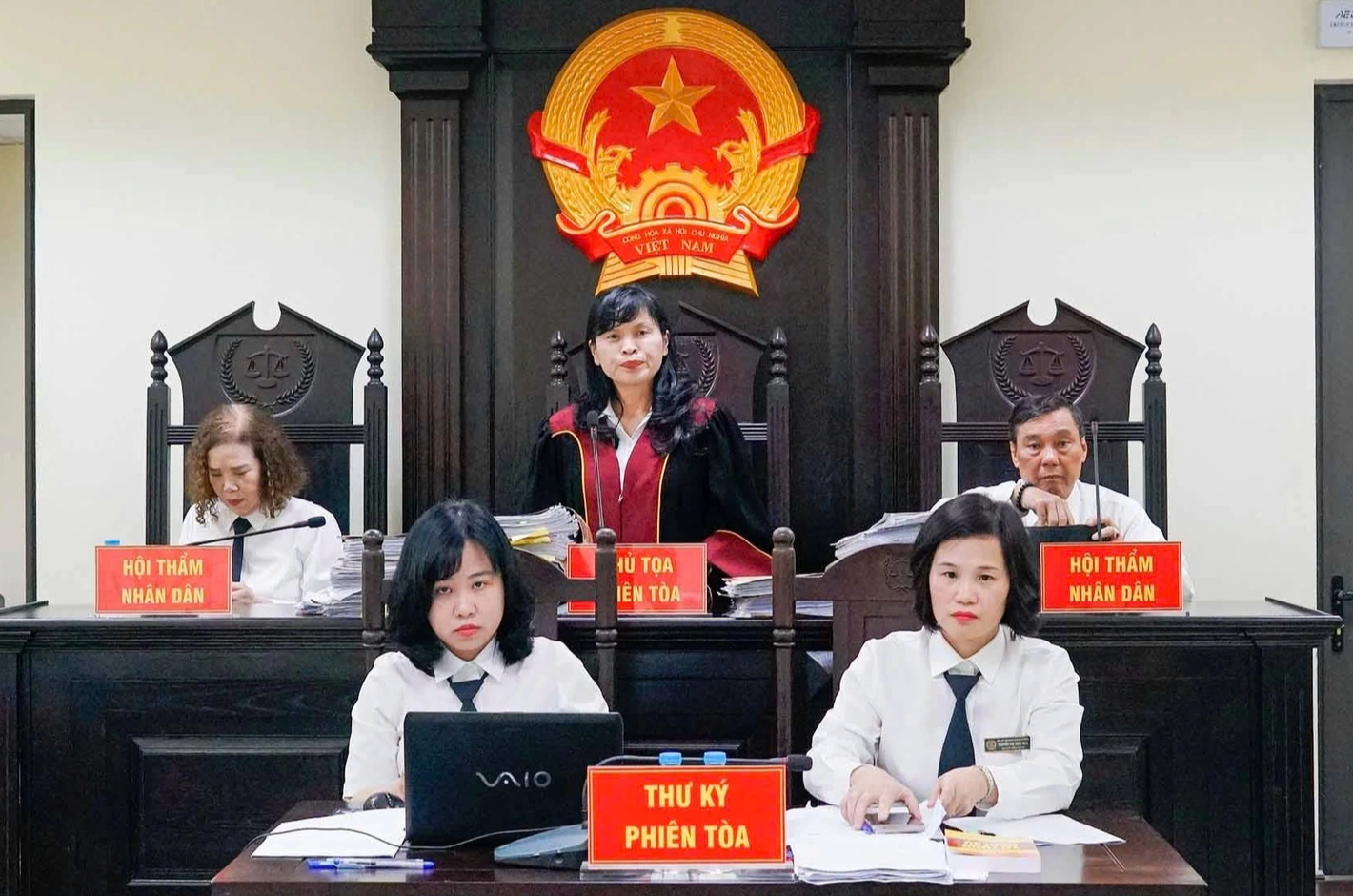 Bị xét xử vì lạm thu tiền học thêm 13 năm trước, cựu hiệu trưởng khai gì?- Ảnh 1.