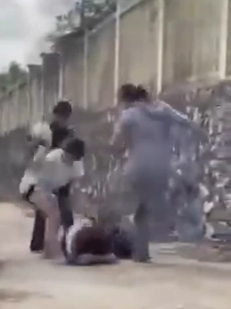 Vụ nữ sinh bị đ&aacute;nh hội đồng: Nạn nh&acirc;n đang phải điều trị tại bệnh viện- Ảnh 1.