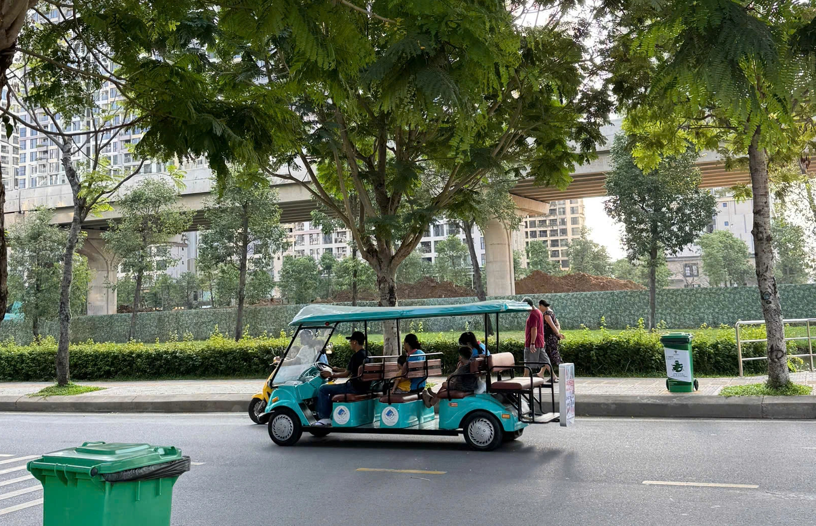 Xử lý xe điện du lịch ‘3 không’ tự ý chở khách trong khu dân cư TP.HCM - Ảnh 4.