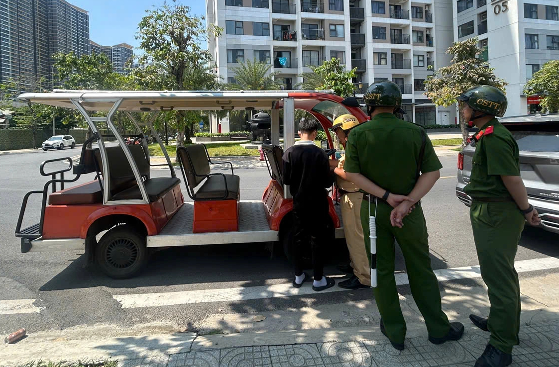 Xử lý xe điện du lịch ‘3 không’ tự ý chở khách trong khu dân cư TP.HCM - Ảnh 1.