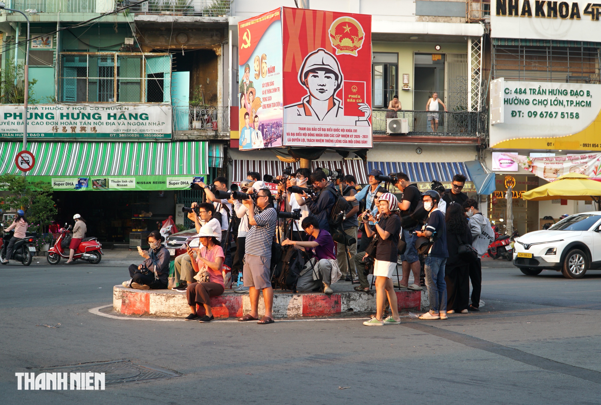 Đổ x&ocirc; đến Chợ Lớn chụp ảnh mặt trời lặn g&oacute;c nh&agrave; thờ Cha Tam - Ảnh 1.