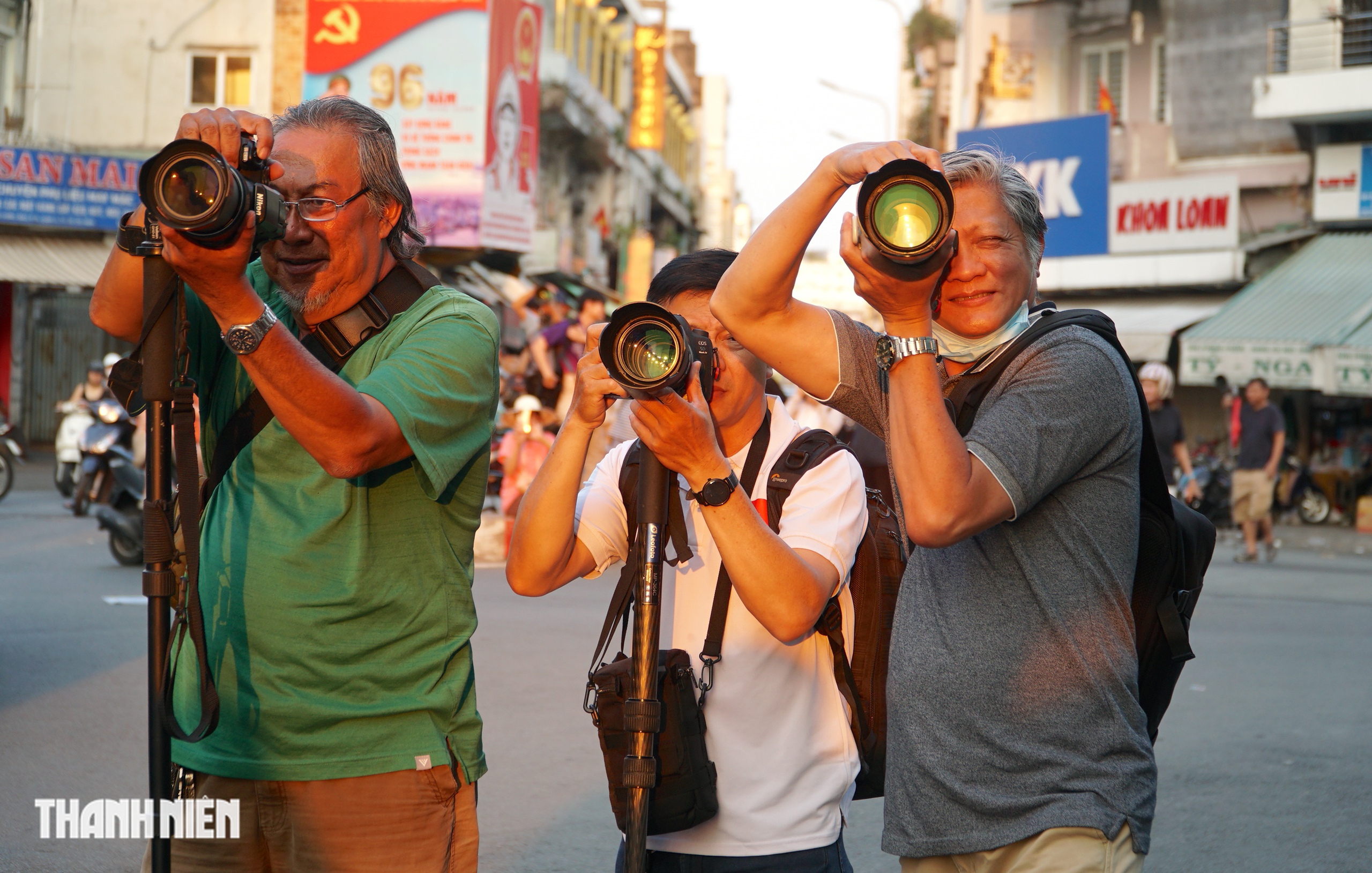 Đổ x&ocirc; đến Chợ Lớn chụp ảnh mặt trời lặn g&oacute;c nh&agrave; thờ Cha Tam - Ảnh 2.