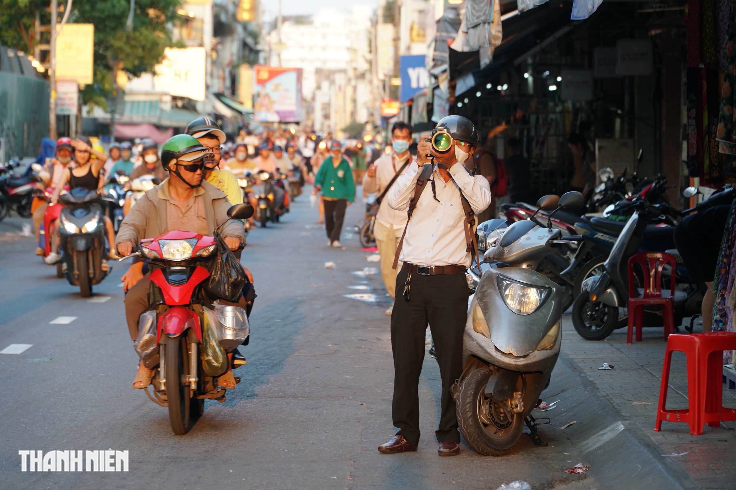 Đổ x&ocirc; đến Chợ Lớn chụp ảnh mặt trời lặn g&oacute;c nh&agrave; thờ Cha Tam - Ảnh 3.