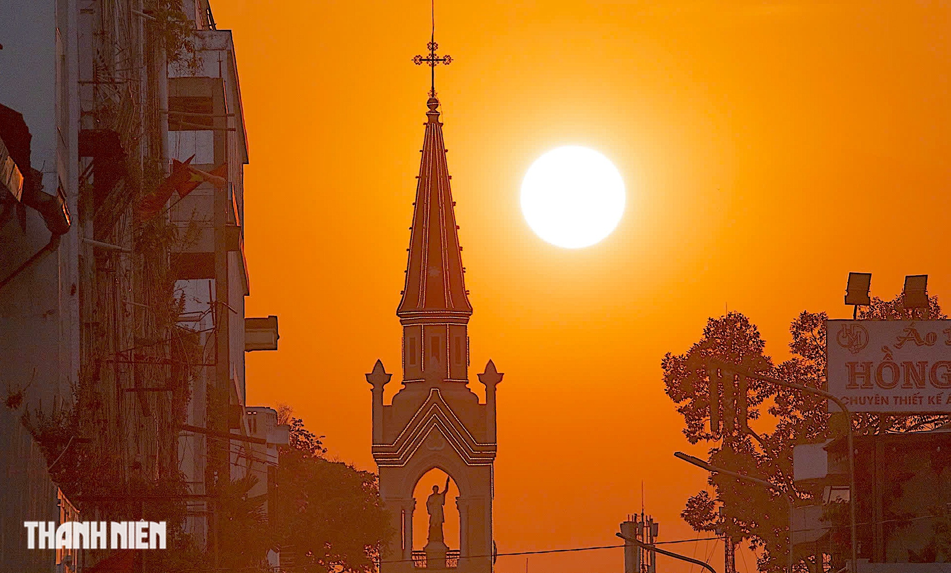 Đổ x&ocirc; đến Chợ Lớn chụp ảnh mặt trời lặn g&oacute;c nh&agrave; thờ Cha Tam - Ảnh 5.