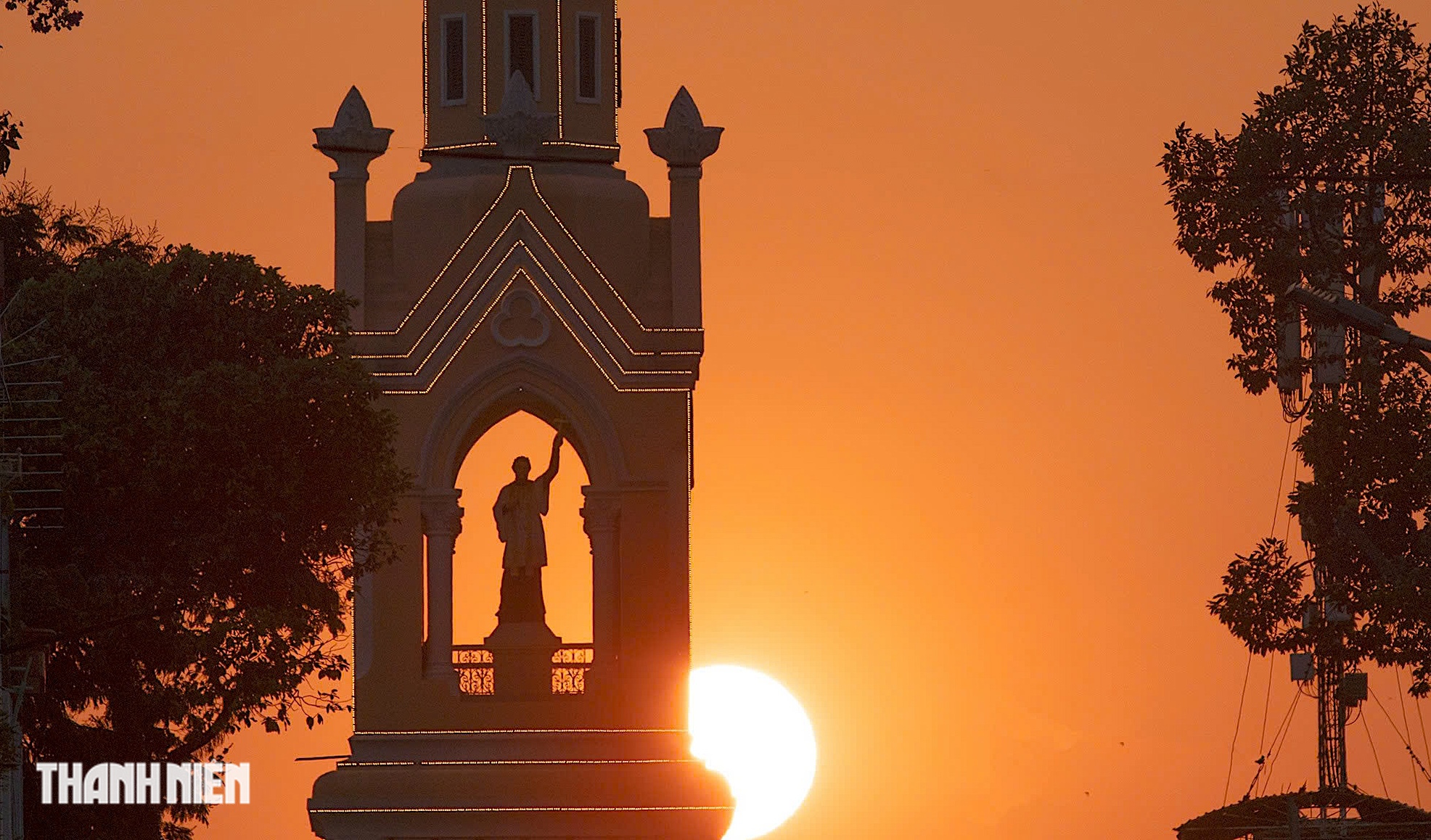 Đổ x&ocirc; đến Chợ Lớn chụp ảnh mặt trời lặn g&oacute;c nh&agrave; thờ Cha Tam - Ảnh 6.