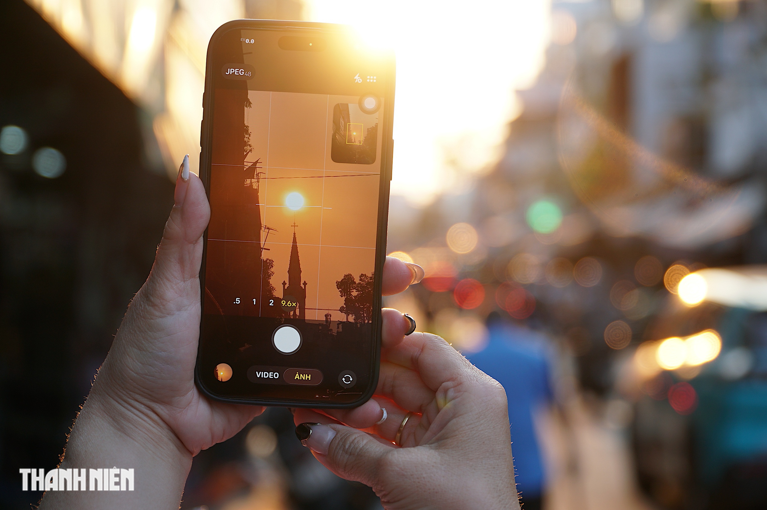 Đổ x&ocirc; đến Chợ Lớn chụp ảnh mặt trời lặn g&oacute;c nh&agrave; thờ Cha Tam - Ảnh 8.