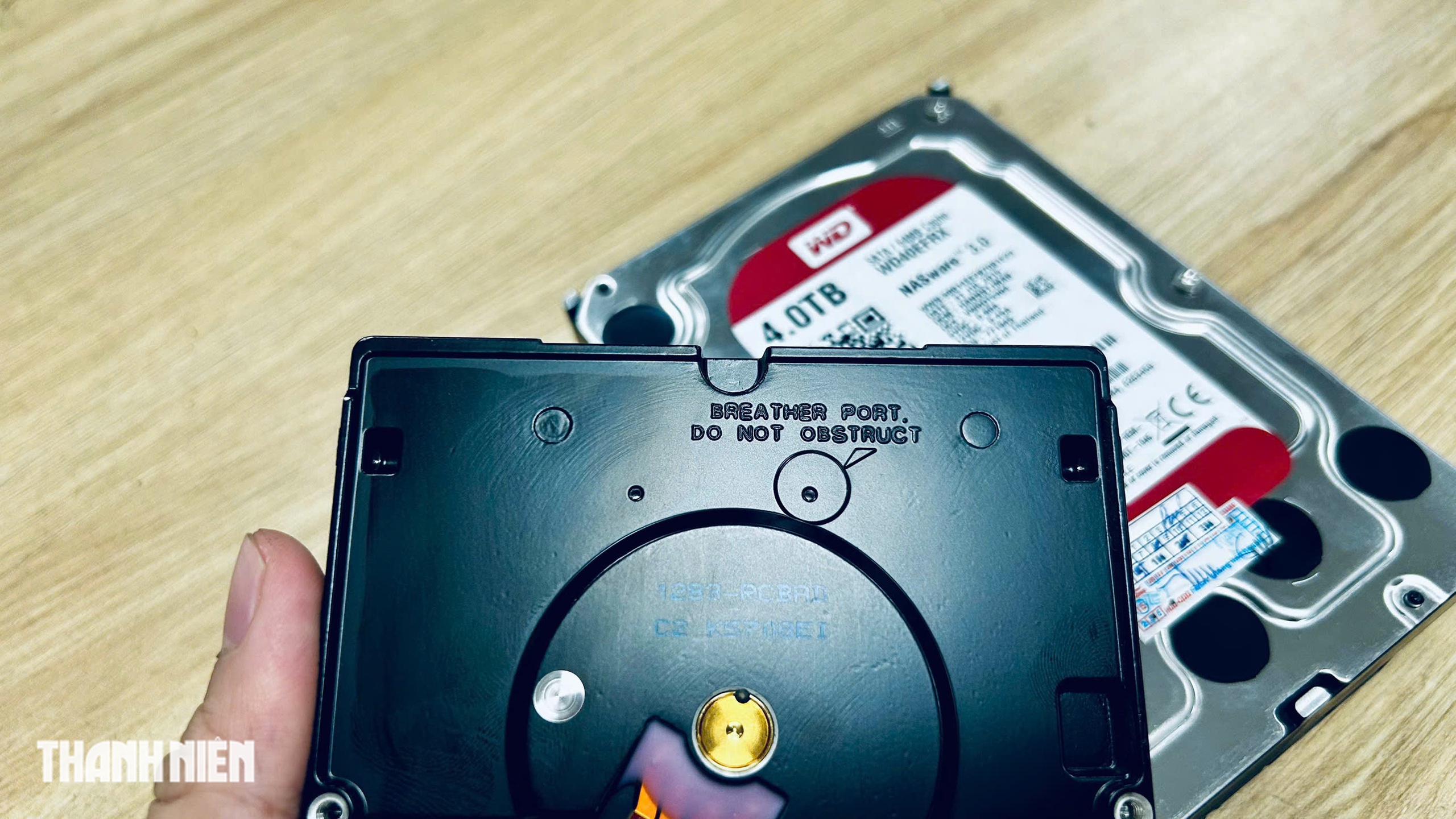 Bí mật đằng sau chiếc lỗ nhỏ trên ổ HDD có thể phá hủy mọi dữ liệu - Ảnh 2.