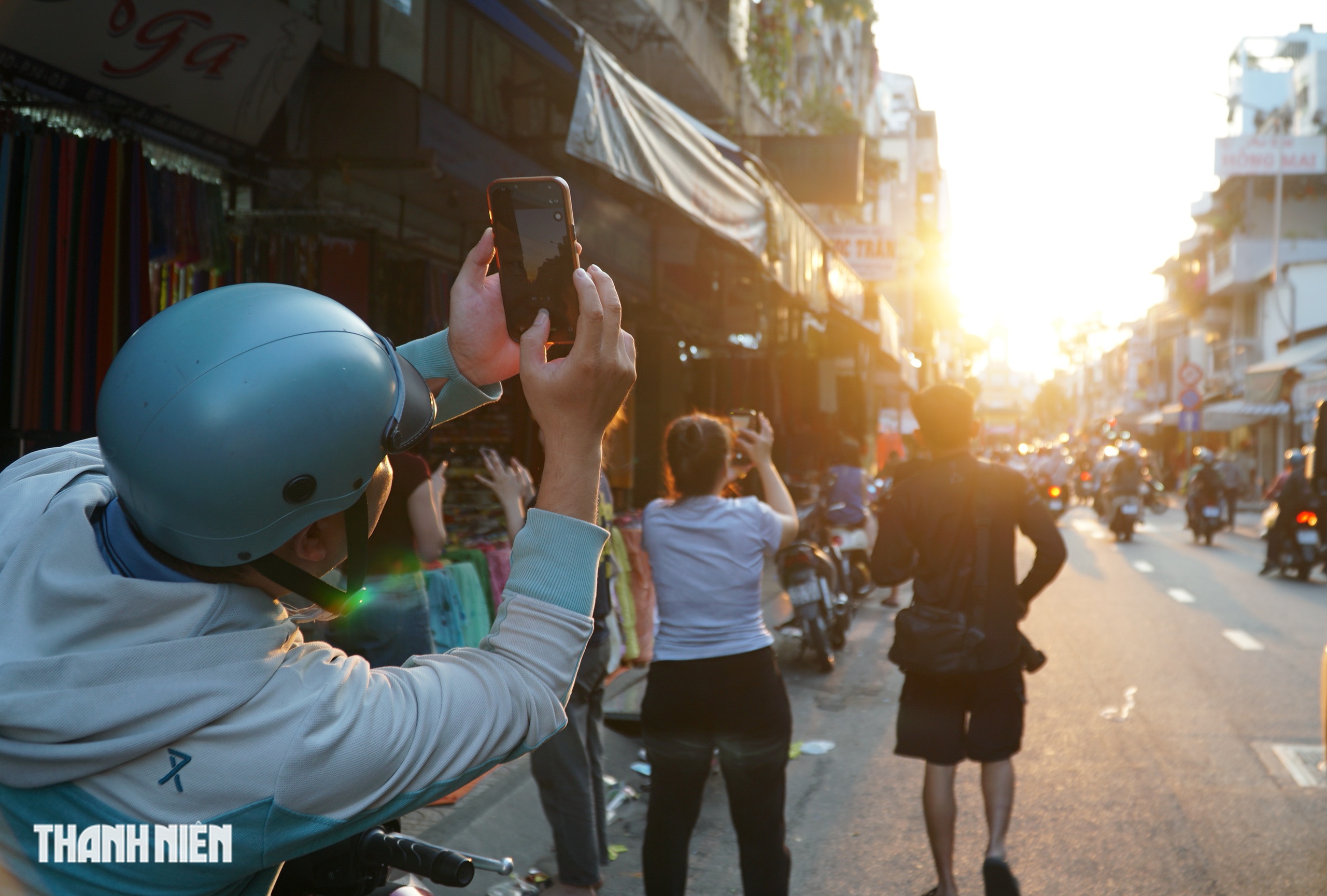 Đổ x&ocirc; đến Chợ Lớn chụp ảnh mặt trời lặn g&oacute;c nh&agrave; thờ Cha Tam - Ảnh 7.