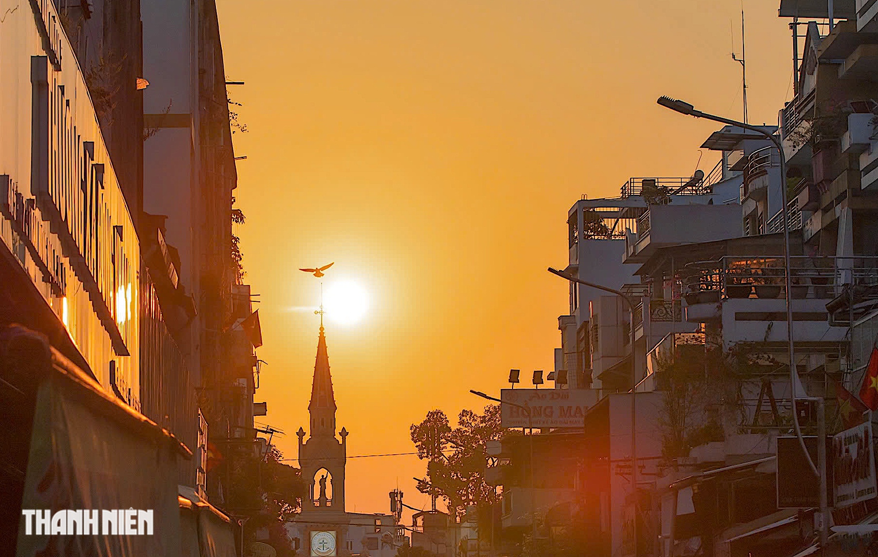 Đổ x&ocirc; đến Chợ Lớn chụp ảnh mặt trời lặn g&oacute;c nh&agrave; thờ Cha Tam - Ảnh 4.