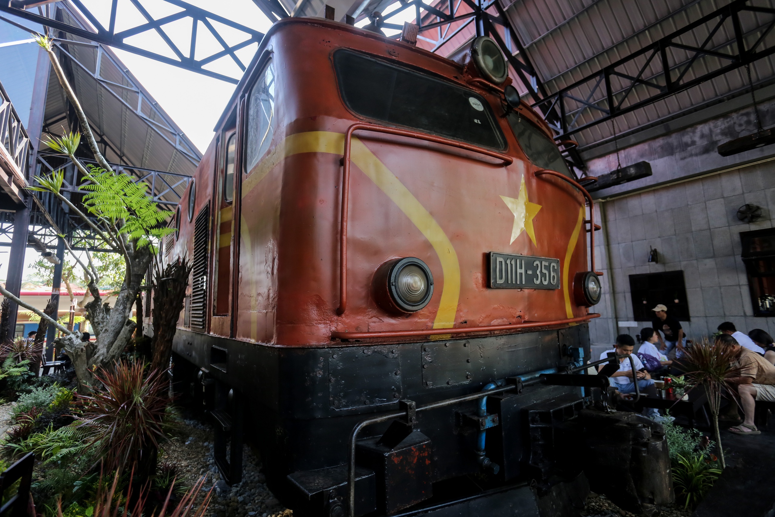 Qu&aacute;n c&agrave; ph&ecirc; ở Huế g&acirc;y sốt nhờ 'thay đổi số phận' đầu m&aacute;y t&agrave;u hỏa - Ảnh 3.