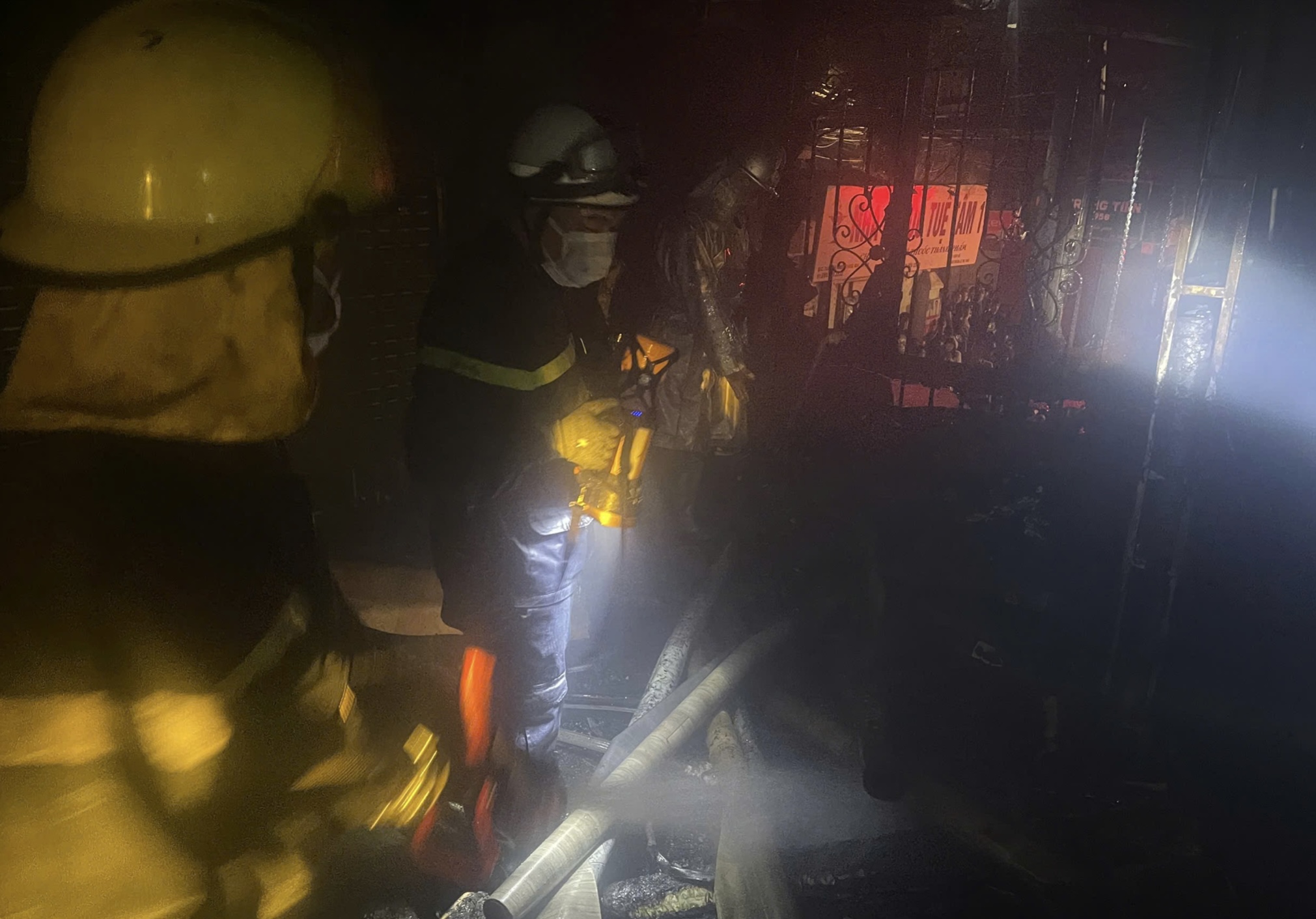 Công an Hà Nội tận dụng 'thời gian vàng' cứu 7 người kẹt trong ngôi nhà cháy - Ảnh 1.