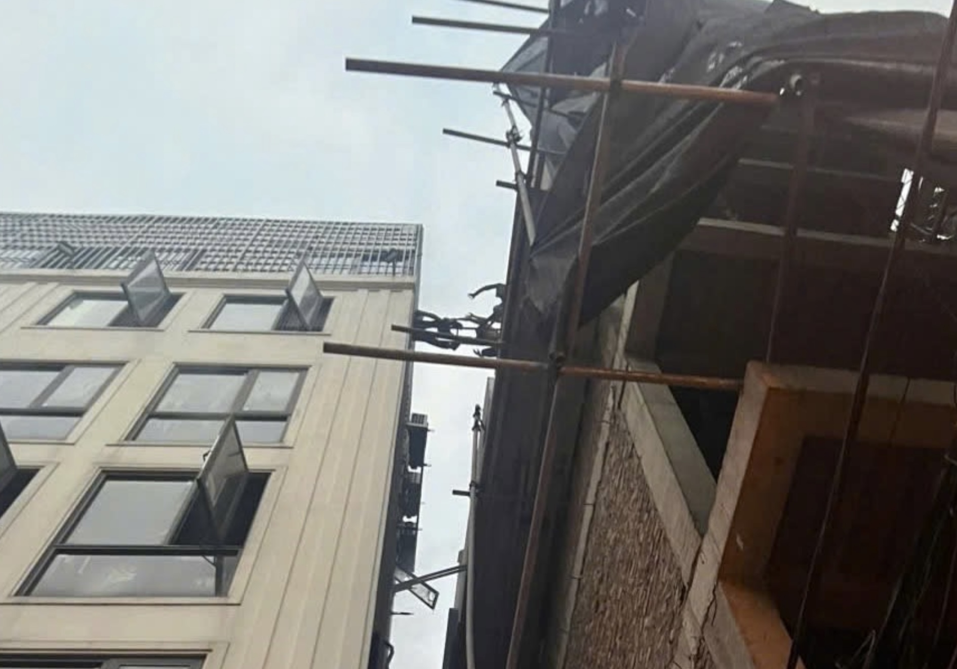 Công an Hà Nội tận dụng 'thời gian vàng' cứu 7 người kẹt trong ngôi nhà cháy - Ảnh 2.