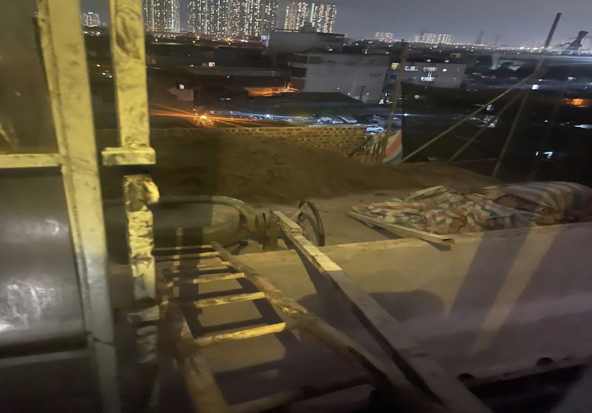 Công an Hà Nội tận dụng 'thời gian vàng' cứu 7 người kẹt trong ngôi nhà cháy - Ảnh 4.