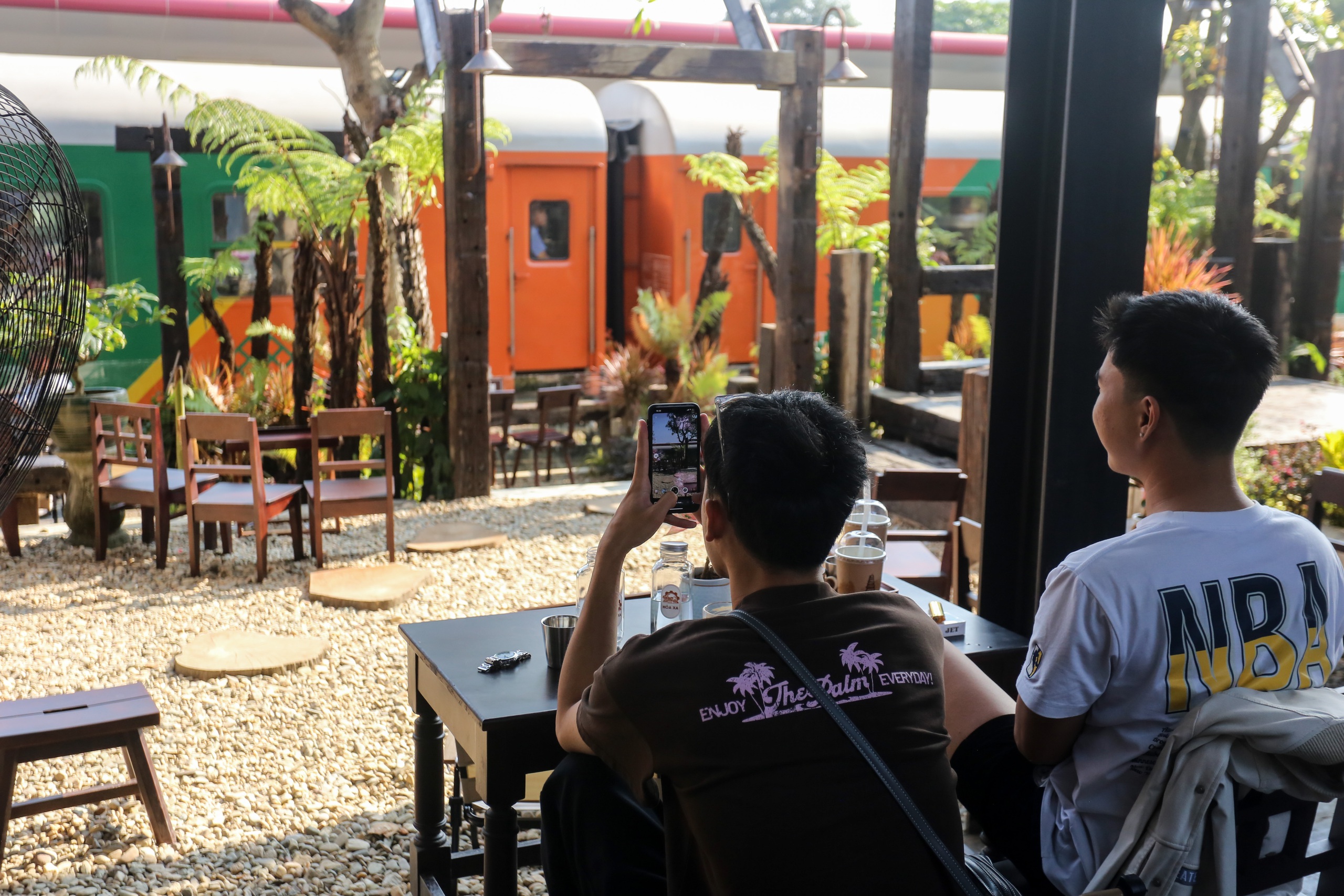 Qu&aacute;n c&agrave; ph&ecirc; ở Huế g&acirc;y sốt nhờ 'thay đổi số phận' đầu m&aacute;y t&agrave;u hỏa - Ảnh 6.