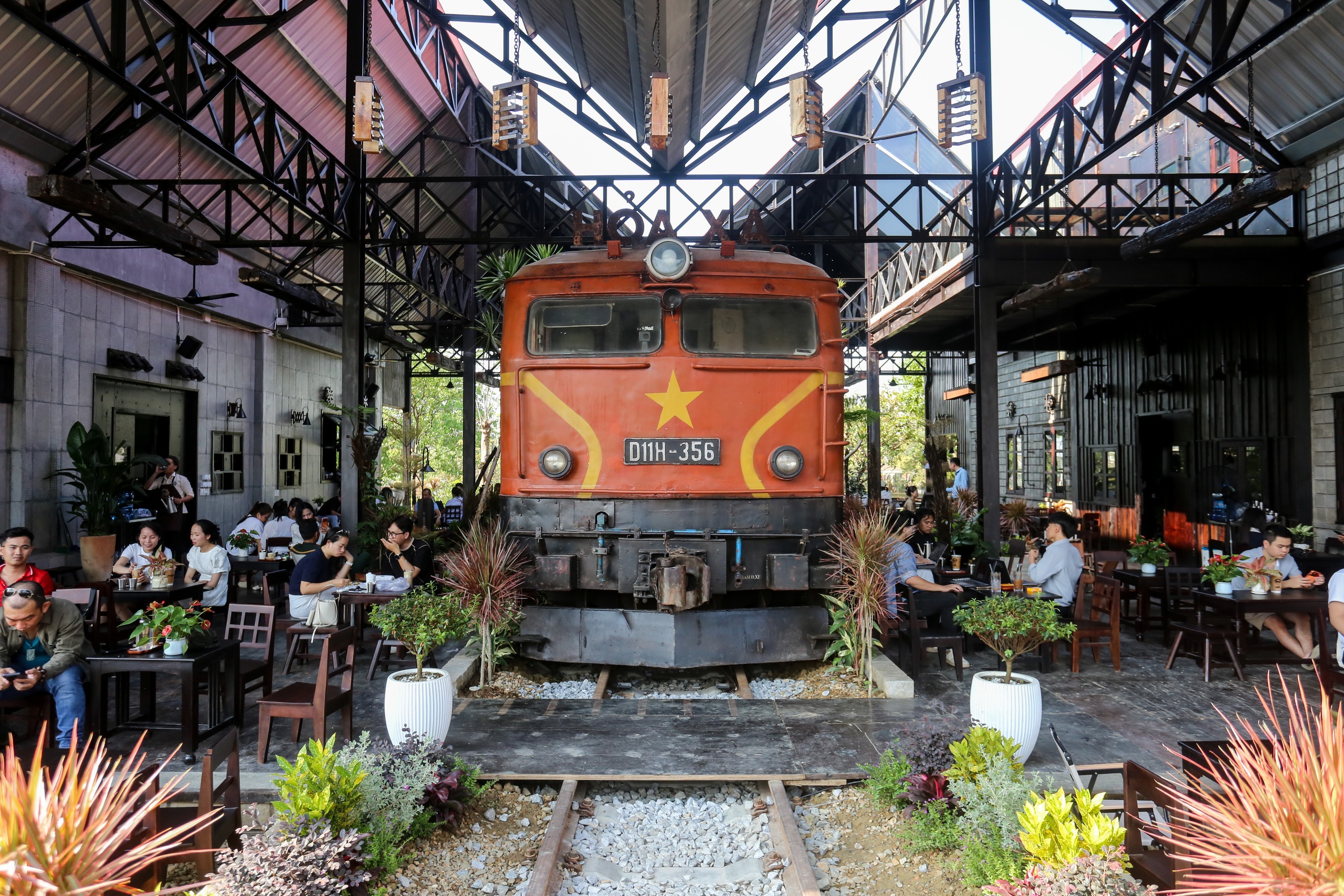 Qu&aacute;n c&agrave; ph&ecirc; ở Huế g&acirc;y sốt nhờ 'thay đổi số phận' đầu m&aacute;y t&agrave;u hỏa - Ảnh 1.