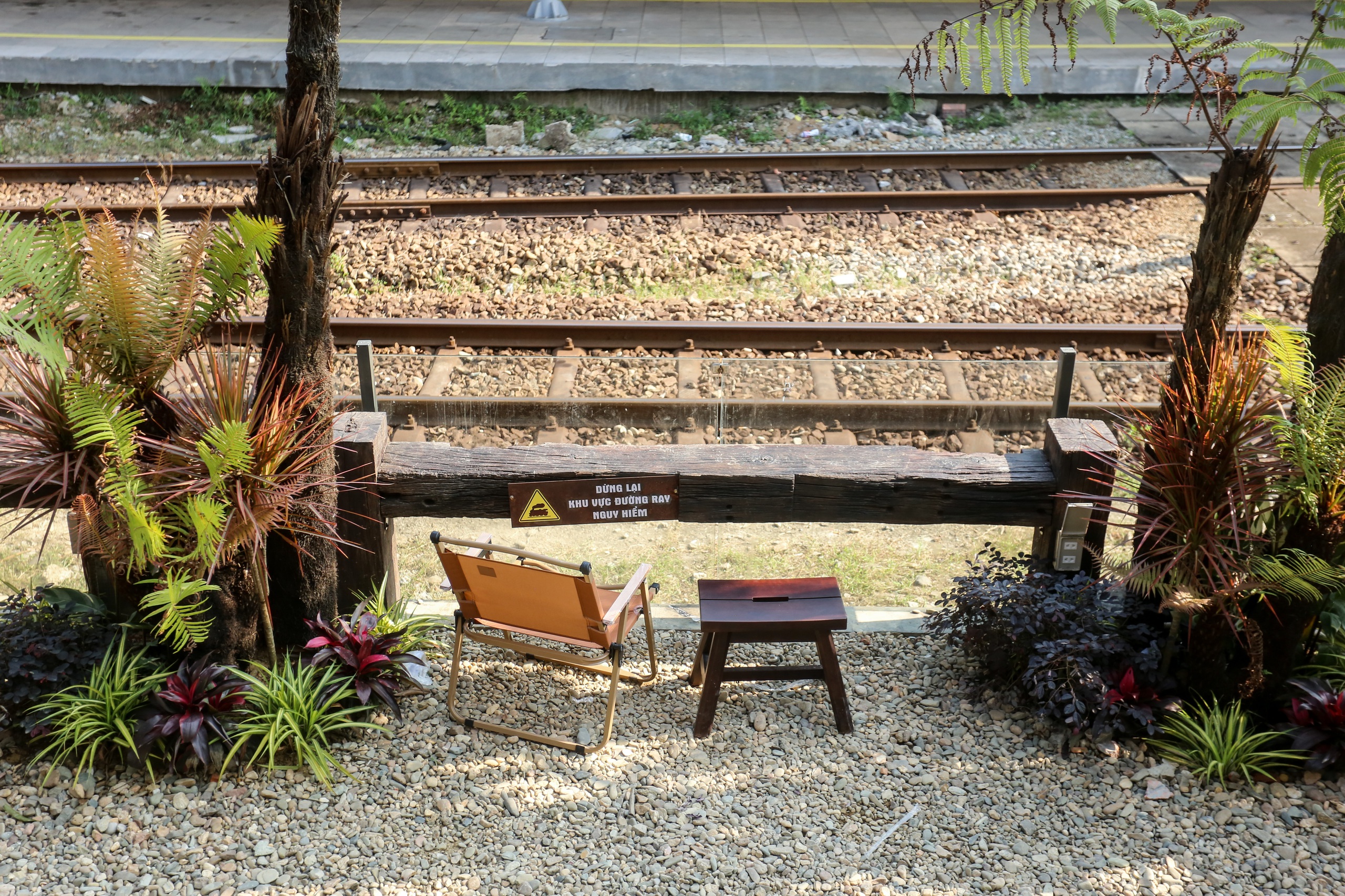 Qu&aacute;n c&agrave; ph&ecirc; ở Huế g&acirc;y sốt nhờ 'thay đổi số phận' đầu m&aacute;y t&agrave;u hỏa - Ảnh 7.