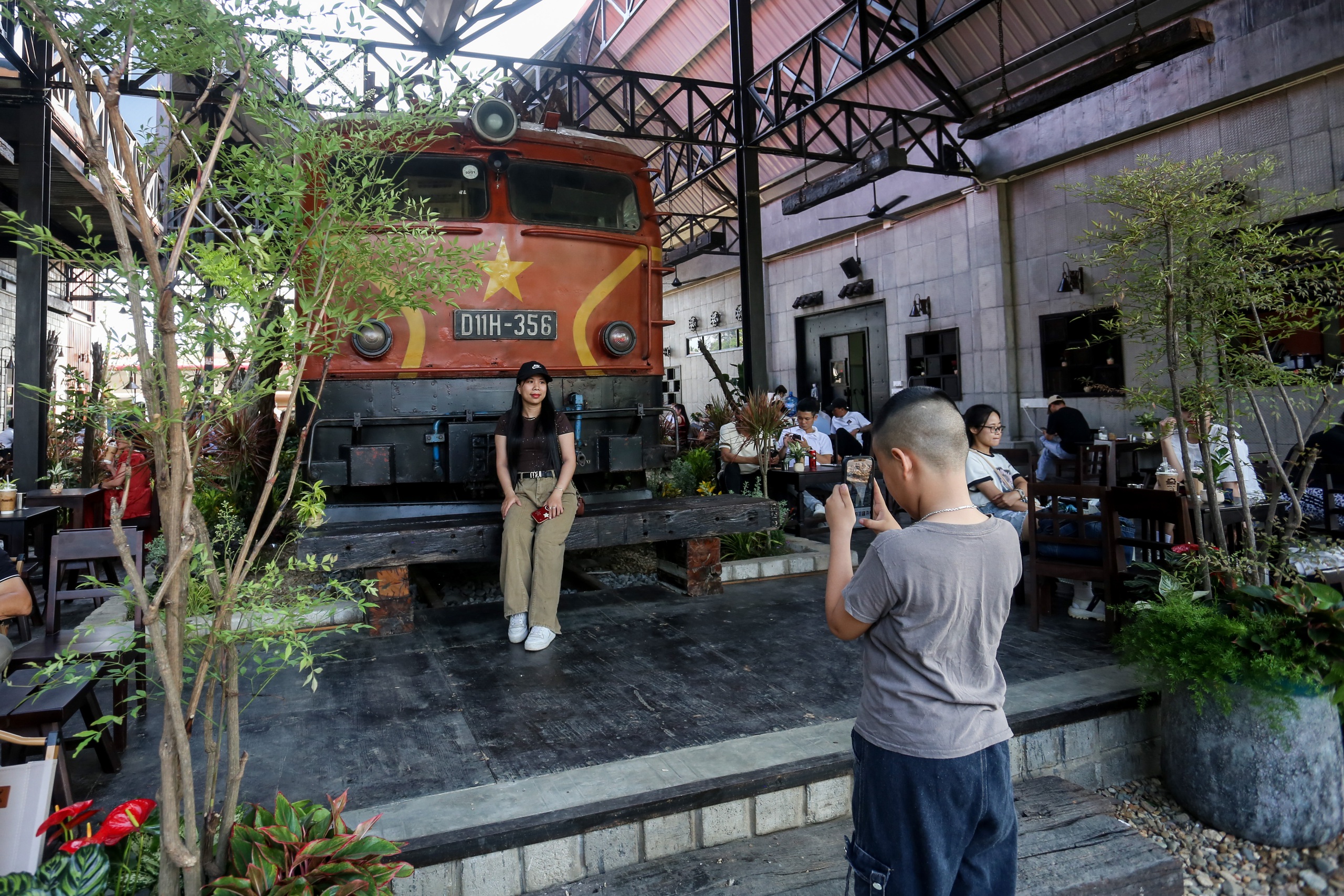 Qu&aacute;n c&agrave; ph&ecirc; ở Huế g&acirc;y sốt nhờ 'thay đổi số phận' đầu m&aacute;y t&agrave;u hỏa - Ảnh 2.