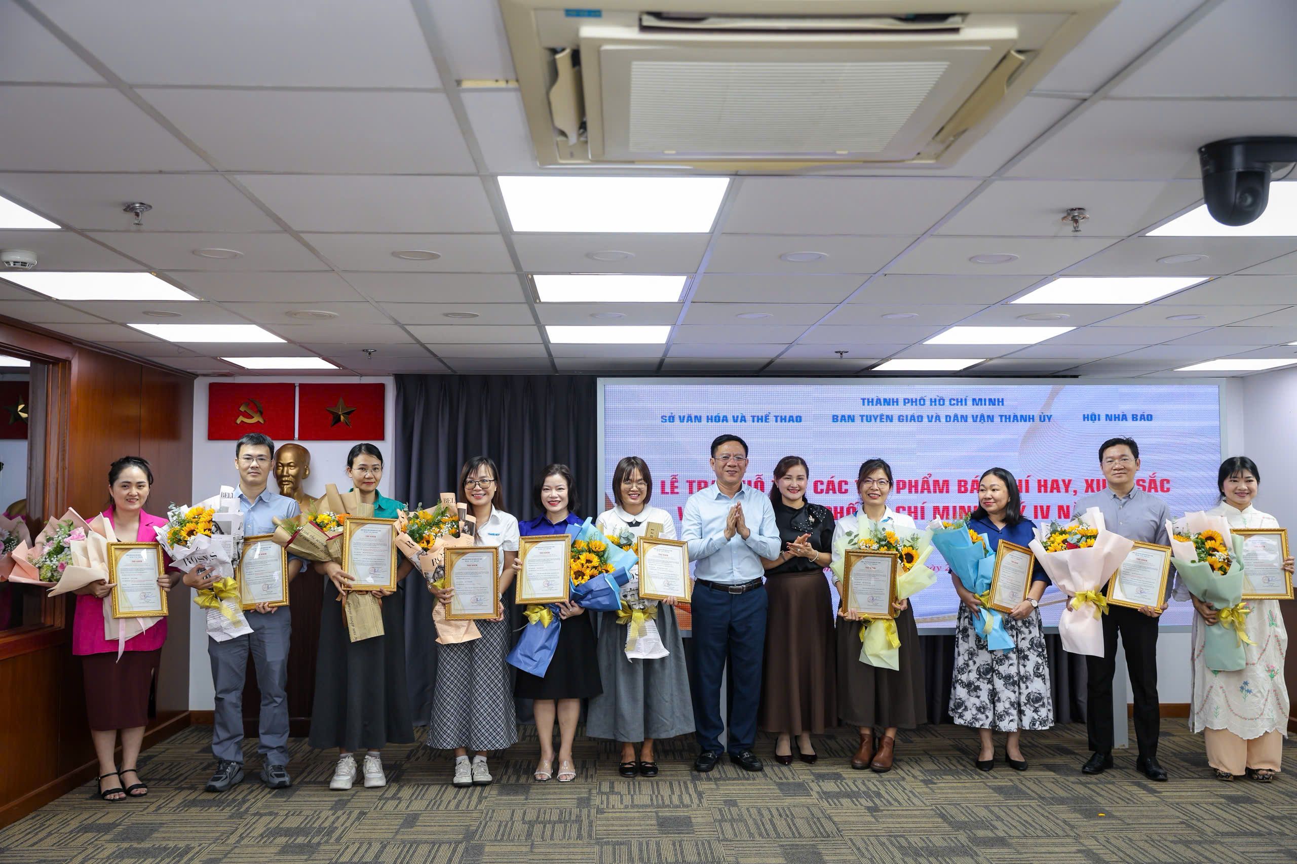 TP.HCM khen thưởng 10 t&aacute;c phẩm xuất sắc của B&aacute;o Thanh Ni&ecirc;n- Ảnh 8.