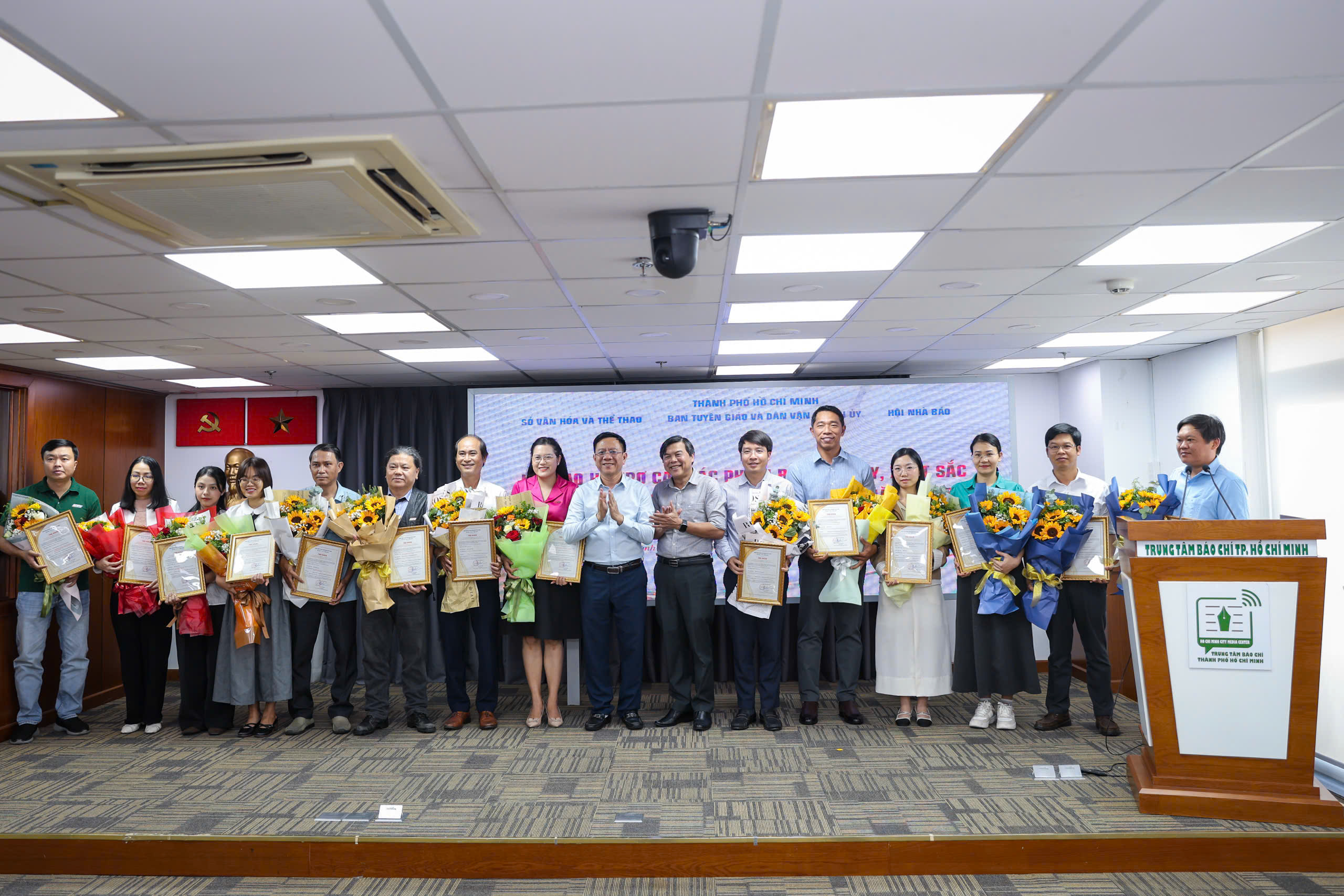 TP.HCM khen thưởng 10 t&aacute;c phẩm xuất sắc của B&aacute;o Thanh Ni&ecirc;n- Ảnh 6.
