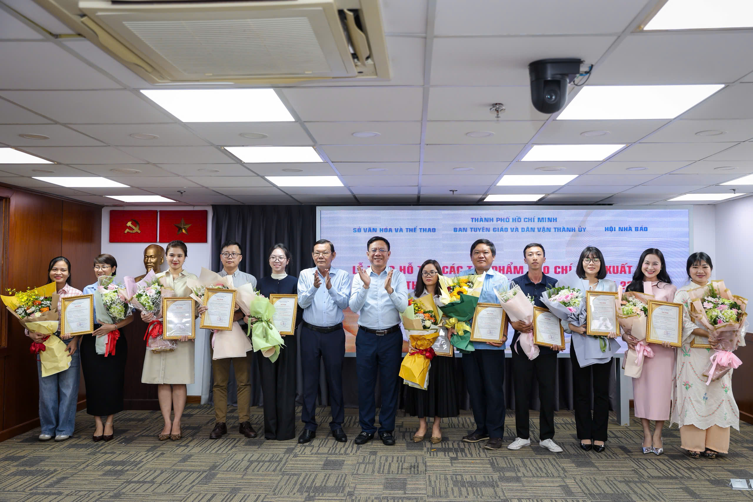 TP.HCM khen thưởng 10 t&aacute;c phẩm xuất sắc của B&aacute;o Thanh Ni&ecirc;n- Ảnh 7.