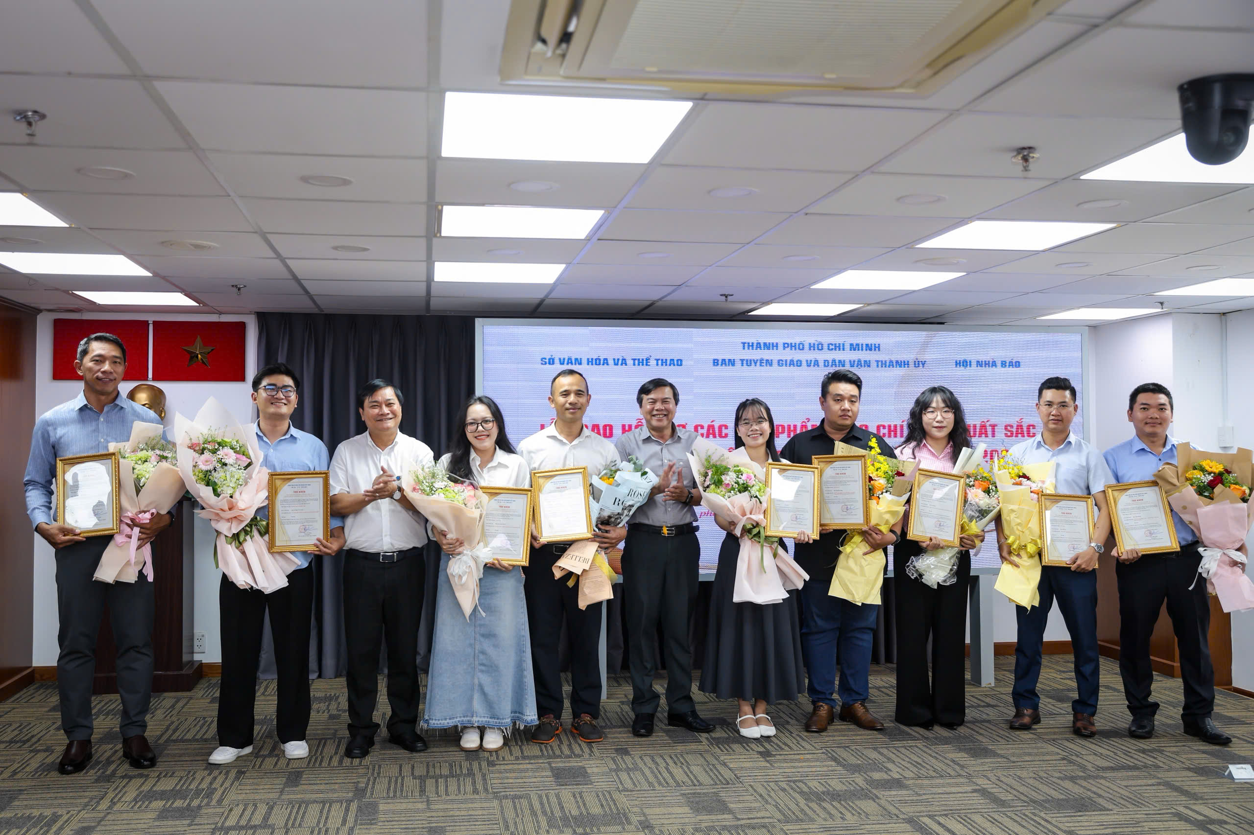 TP.HCM khen thưởng 10 t&aacute;c phẩm xuất sắc của B&aacute;o Thanh Ni&ecirc;n- Ảnh 4.