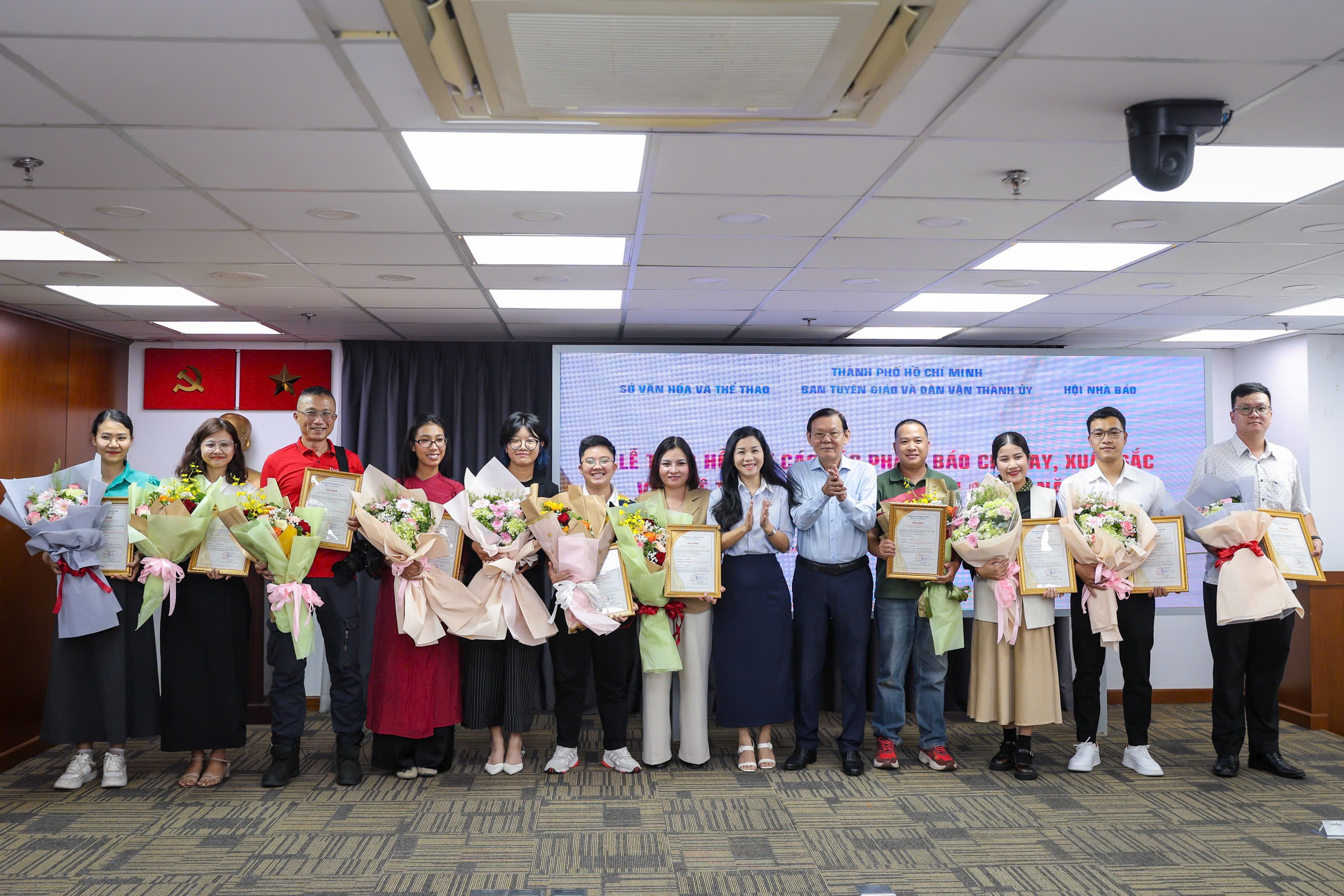 TP.HCM khen thưởng 10 t&aacute;c phẩm xuất sắc của B&aacute;o Thanh Ni&ecirc;n- Ảnh 3.