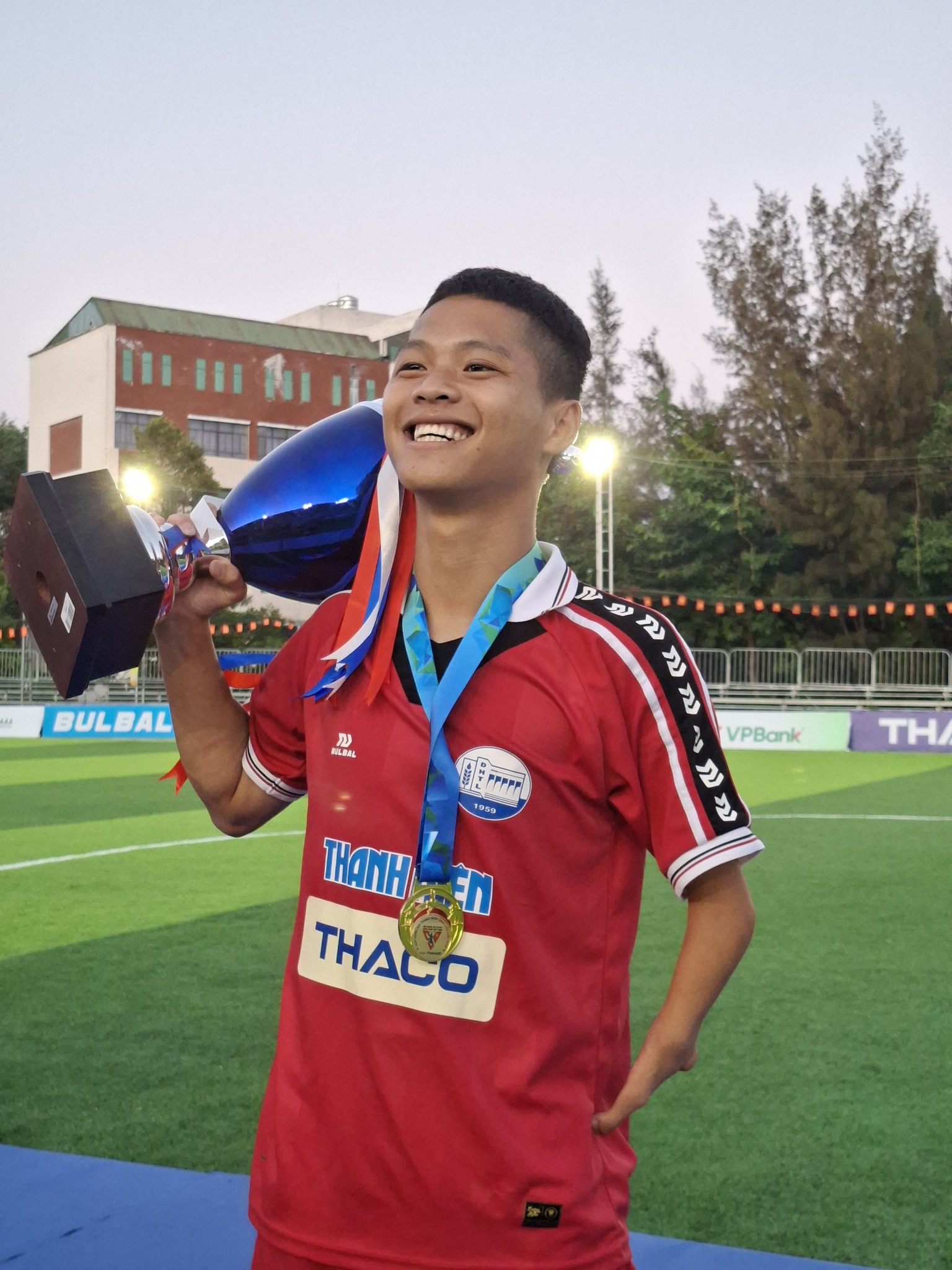 Chỉ c&ograve;n một tay l&agrave;nh lặn, vẫn ki&ecirc;u h&atilde;nh n&acirc;ng c&uacute;p c&ugrave;ng Trường ĐH Thủy lợi- Ảnh 4.