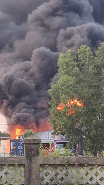 Ch&aacute;y lớn c&ocirc;ng ty sản xuất nước sơn ở TP.HCM - Ảnh 2.