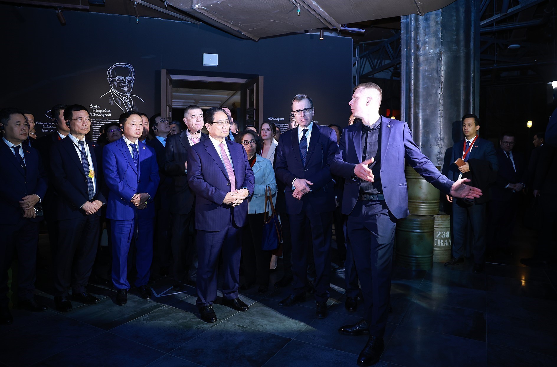 Thủ tướng Phạm Minh Ch&iacute;nh t&igrave;m hiểu năng lượng hạt nh&acirc;n v&agrave; t&agrave;u điện ngầm của Nga- Ảnh 1.