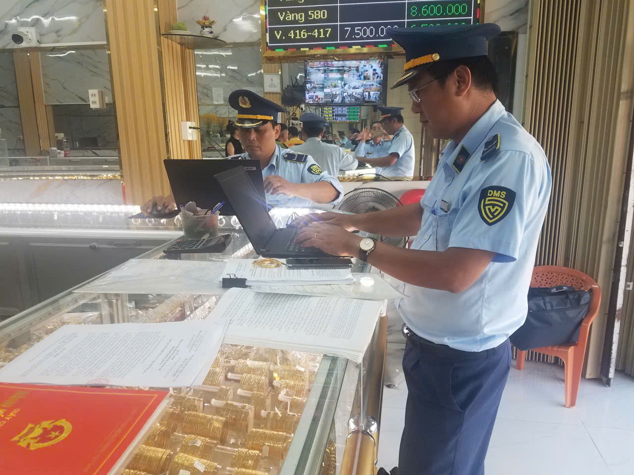 Nhiều tiệm vàng bị xử phạt vì bán trang sức giả mạo nhãn hiệu - Ảnh 1.