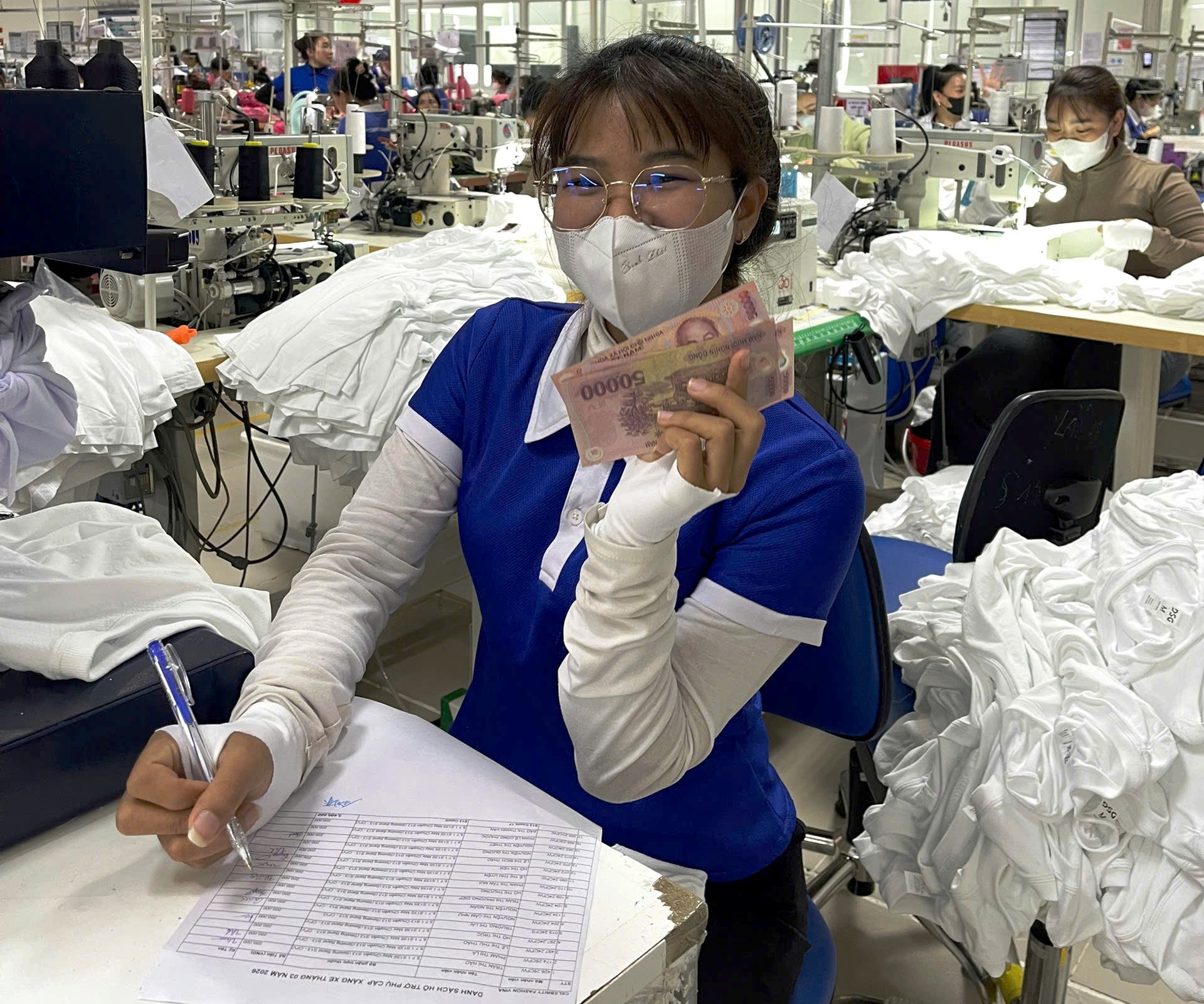 Đà Nẵng: Doanh nghiệp 'tiếp sức' cho 1.000 công nhân giữa cơn sốt giá xăng- Ảnh 2. Đà Nẵng: Doanh nghiệp 'tiếp sức' cho 1.000 công nhân giữa cơn sốt giá xăng- Ảnh 2.