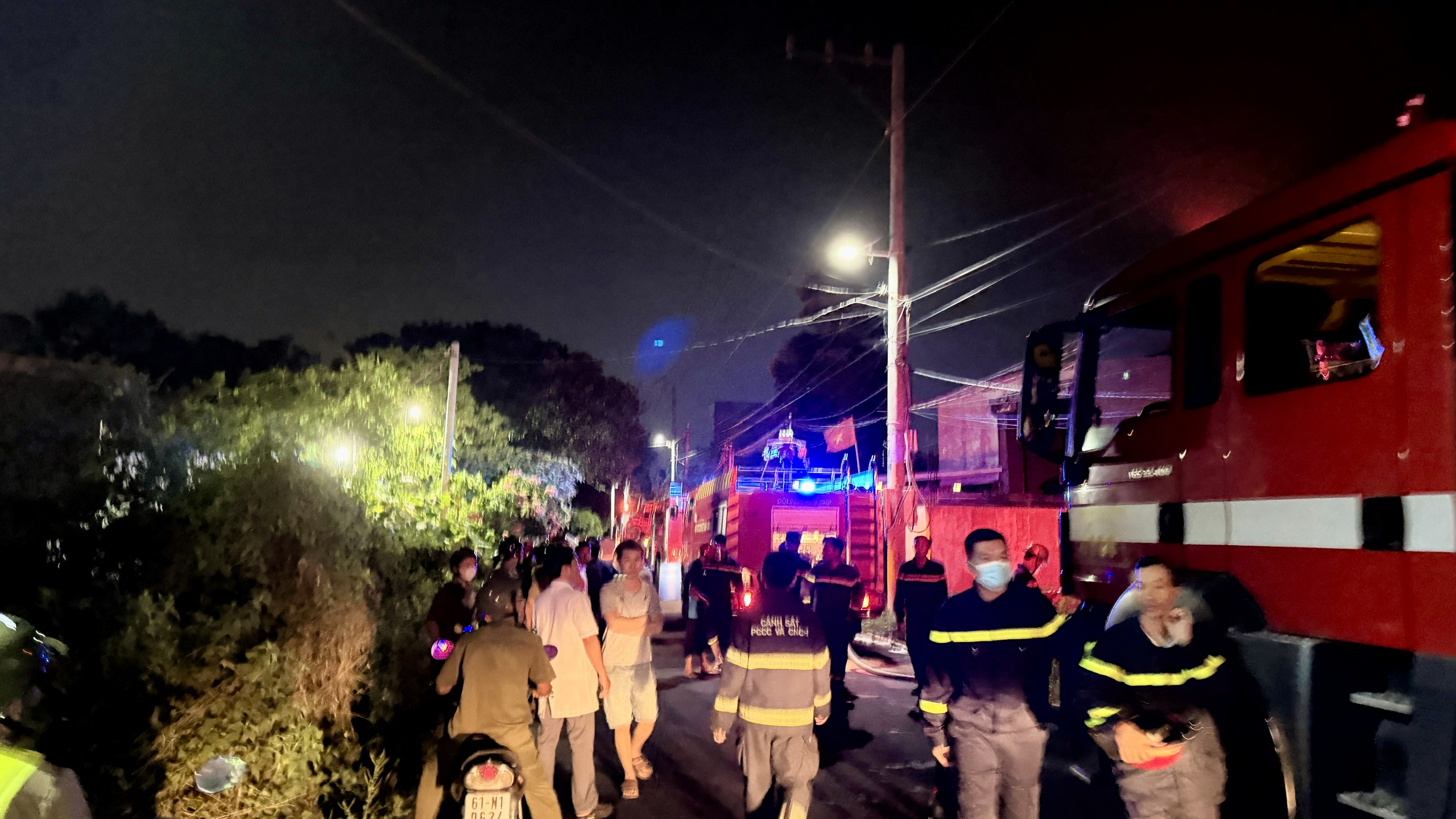 Cháy lớn công ty sản xuất nước sơn ở TP.HCM - Ảnh 3.