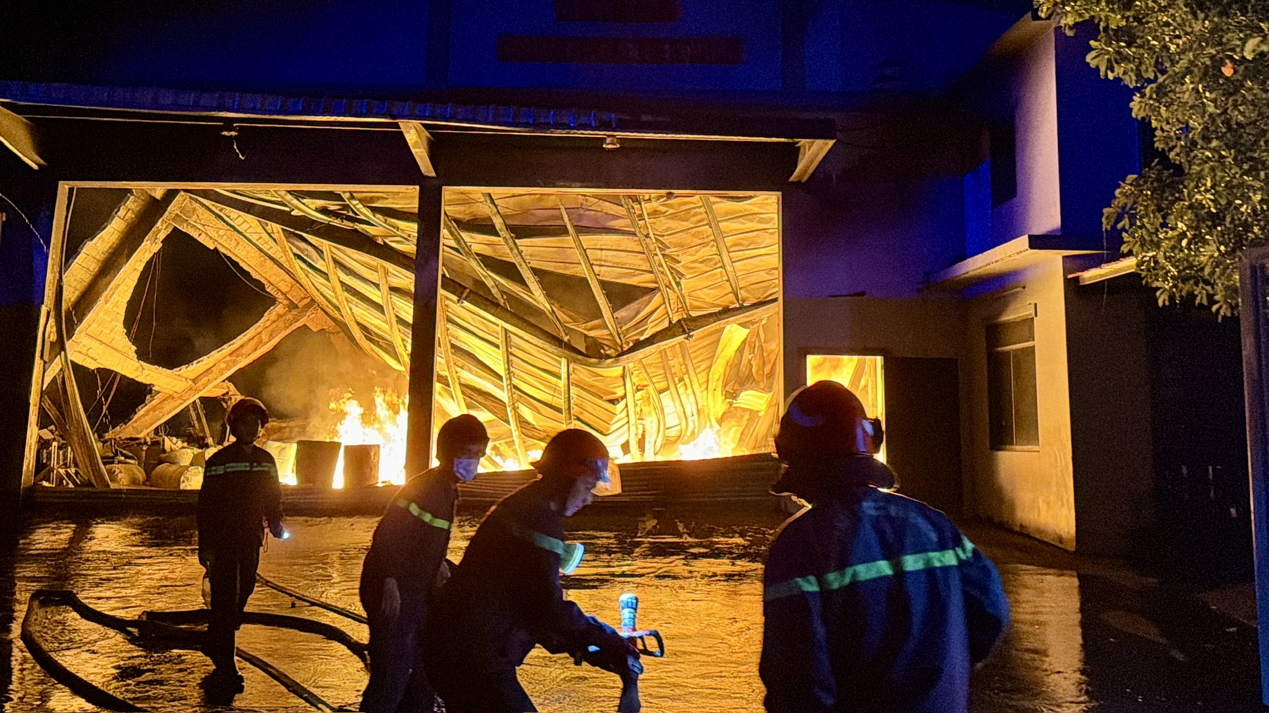 Cháy lớn công ty sản xuất nước sơn ở TP.HCM - Ảnh 6.