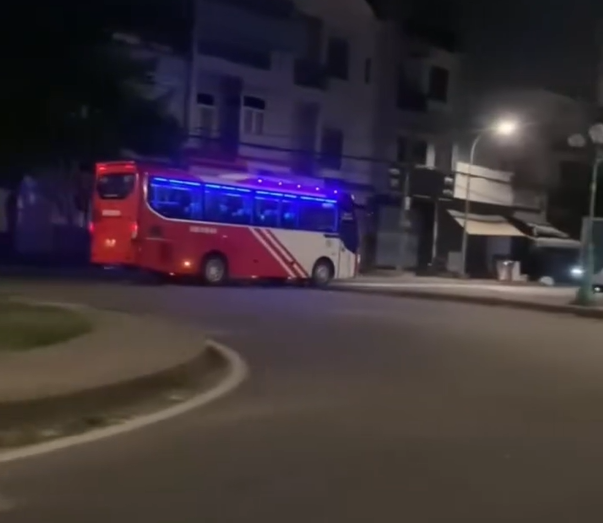 Xe kh&aacute;ch chạy ngược chiều tại TP . HCM bị phạt nặng đến 20 triệu đồng - Ảnh 1.