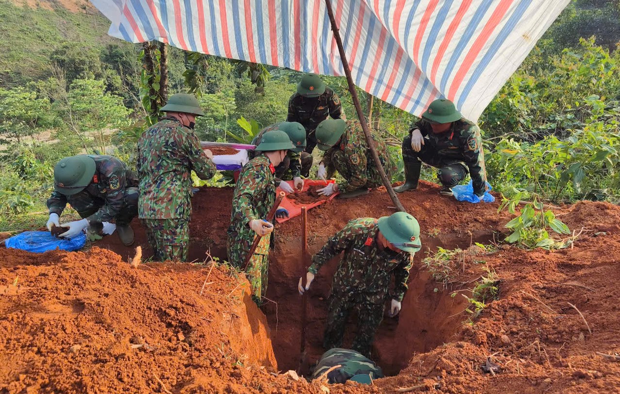 Quảng Trị: Liên tục phát hiện quy tập hài cốt liệt sĩ trong khe núi- Ảnh 1.