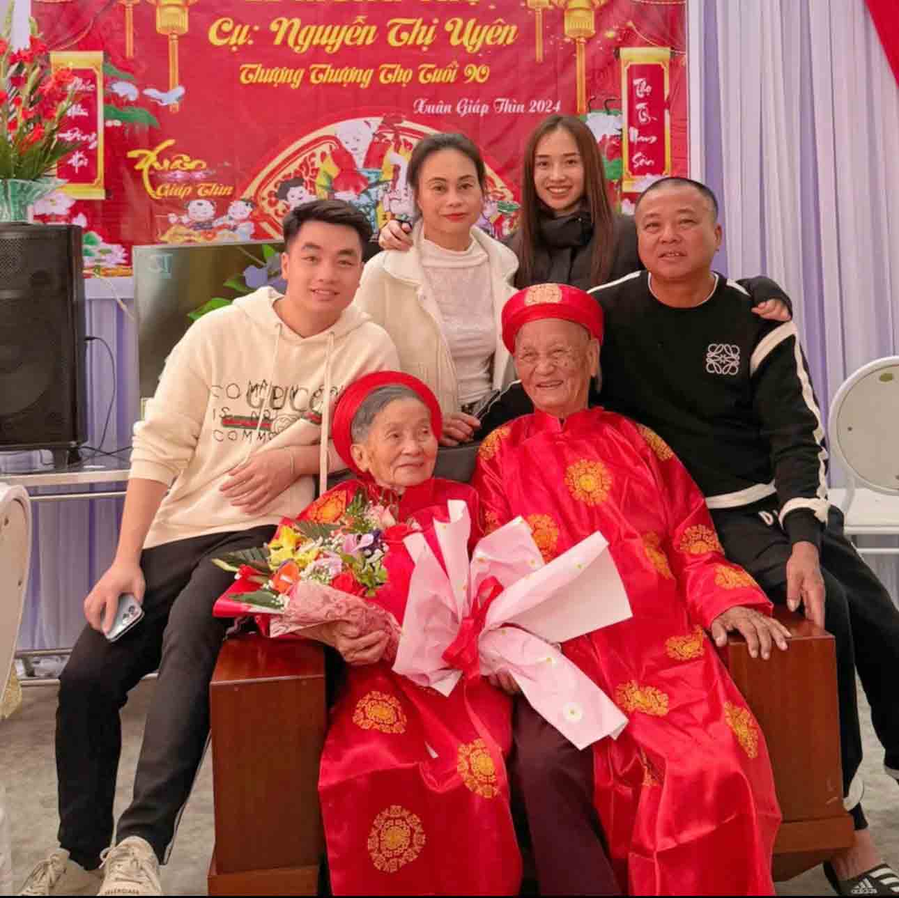 Lan tỏa trên mạng xã hội: Cụ ông U.100 bón cơm cho vợ - Ảnh 3.